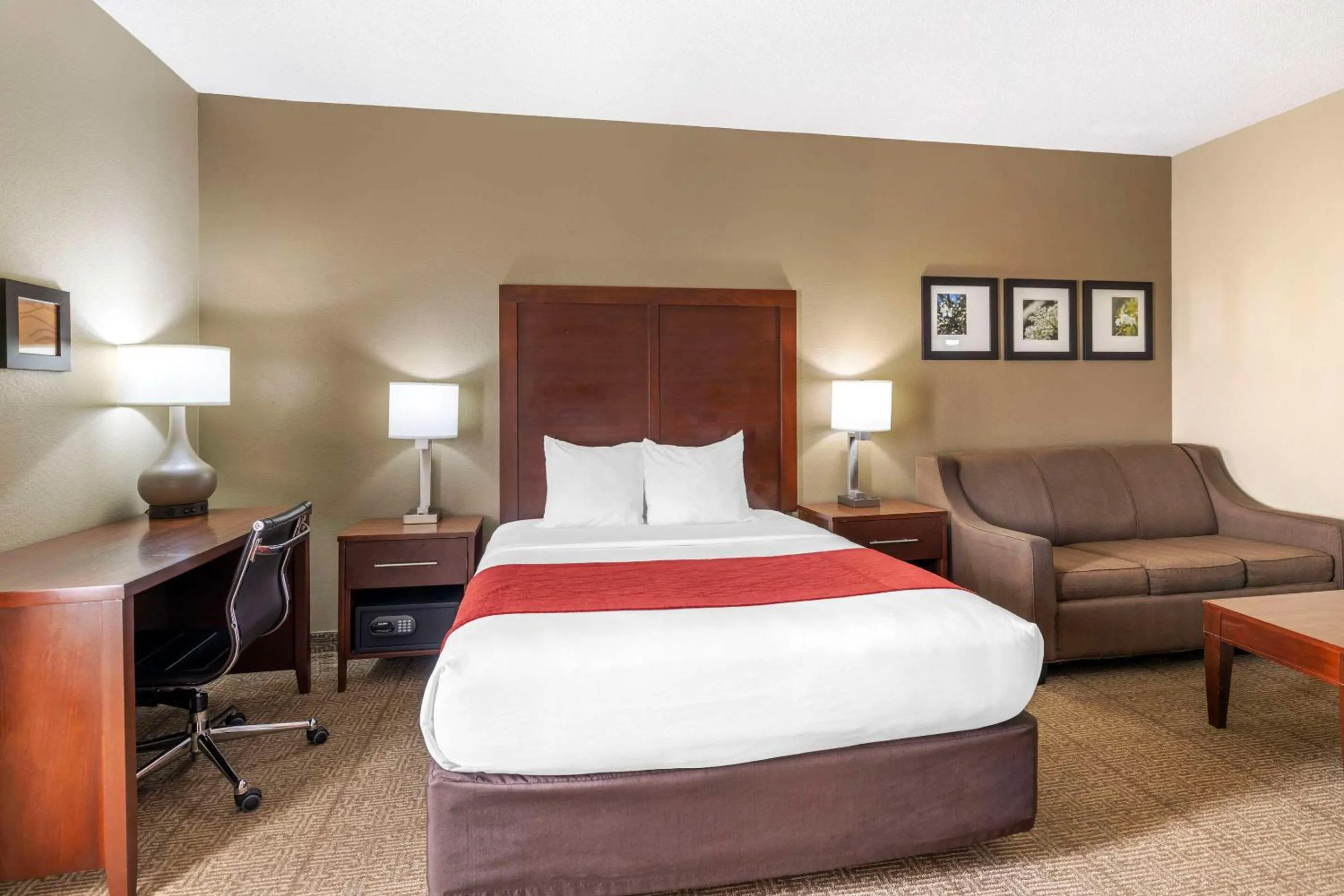 Bedroom in Comfort Inn Grain Valley