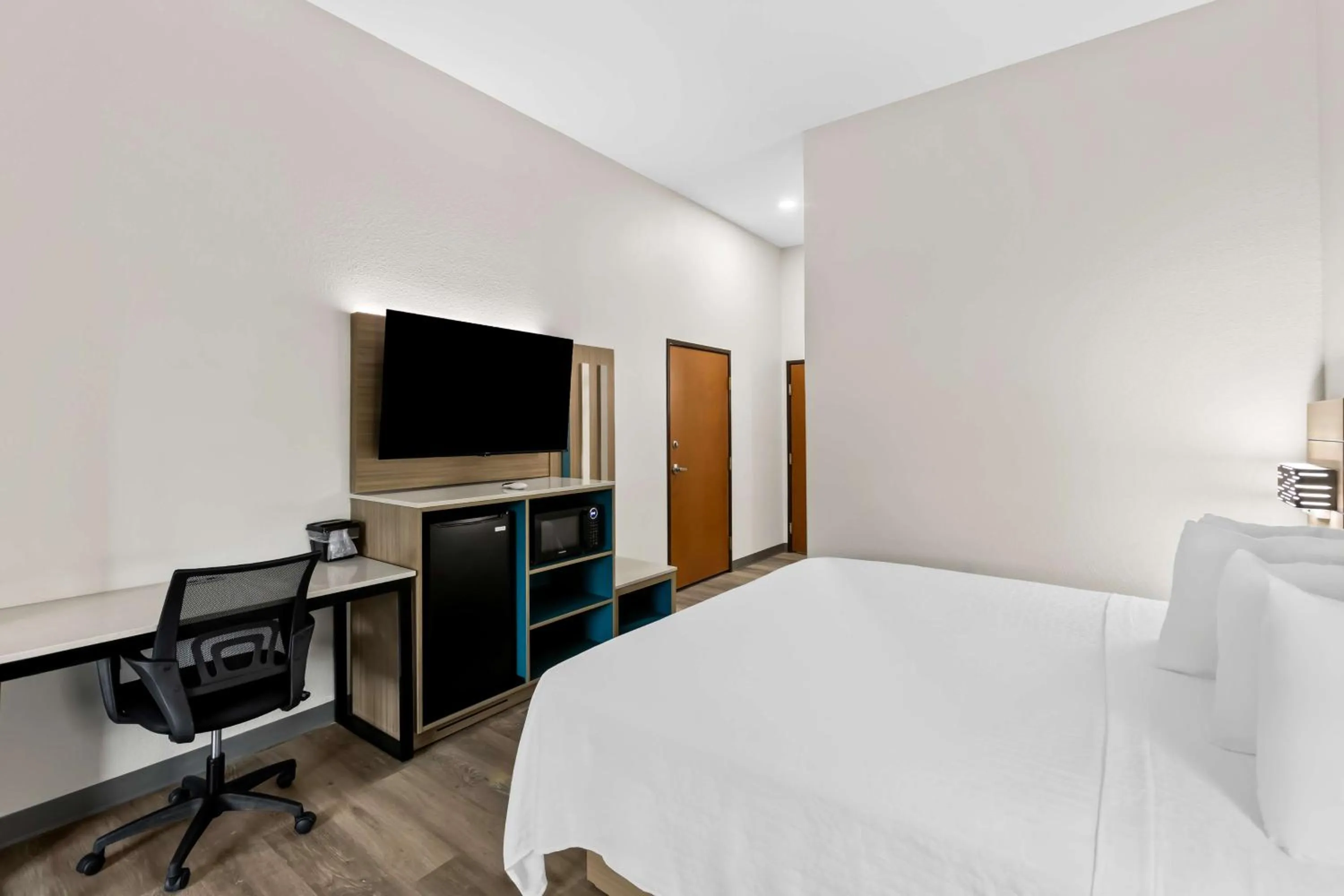 Bedroom, Bed in Econo Lodge Inn & Suites Beaumont