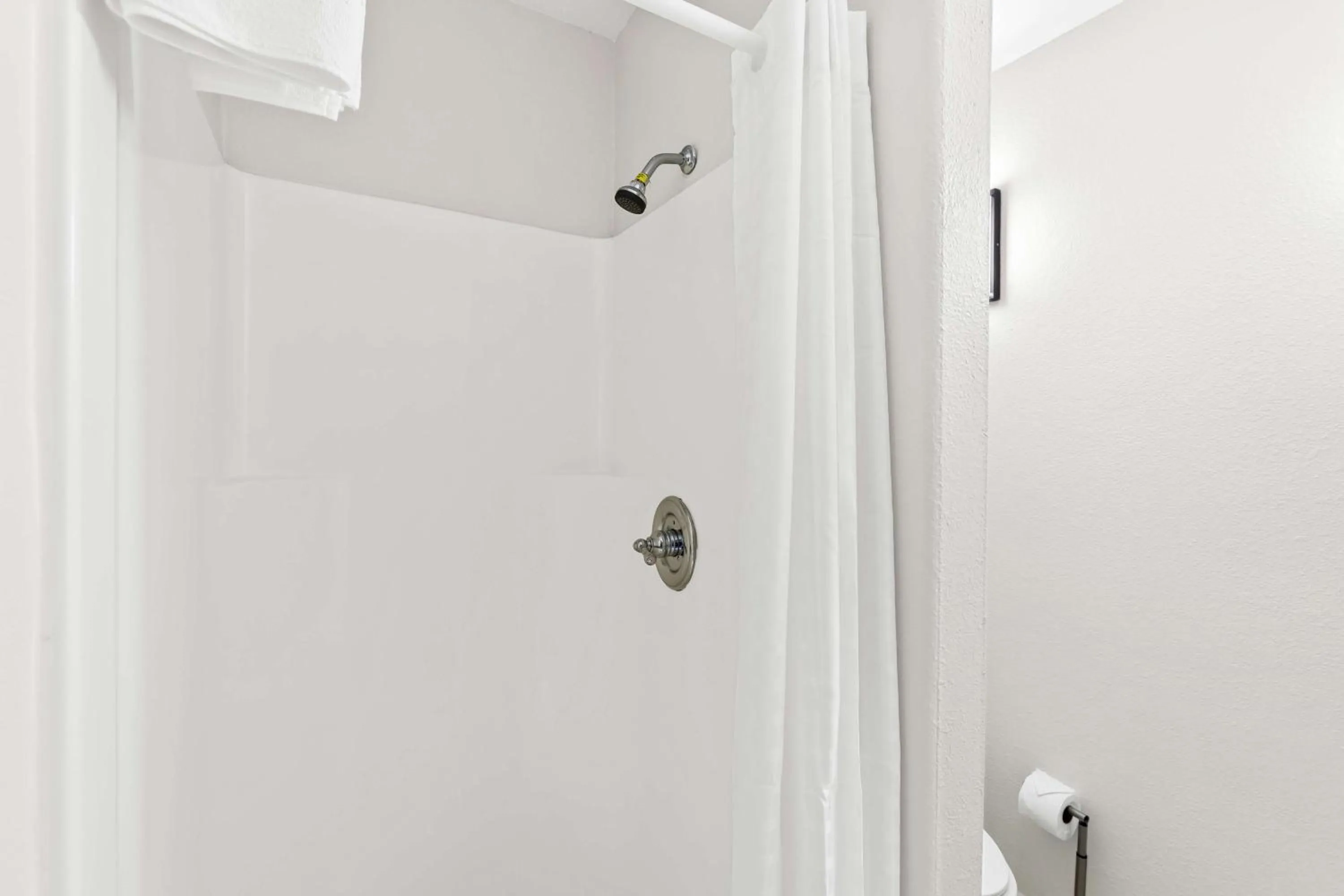 Bathroom in Econo Lodge Inn & Suites Beaumont