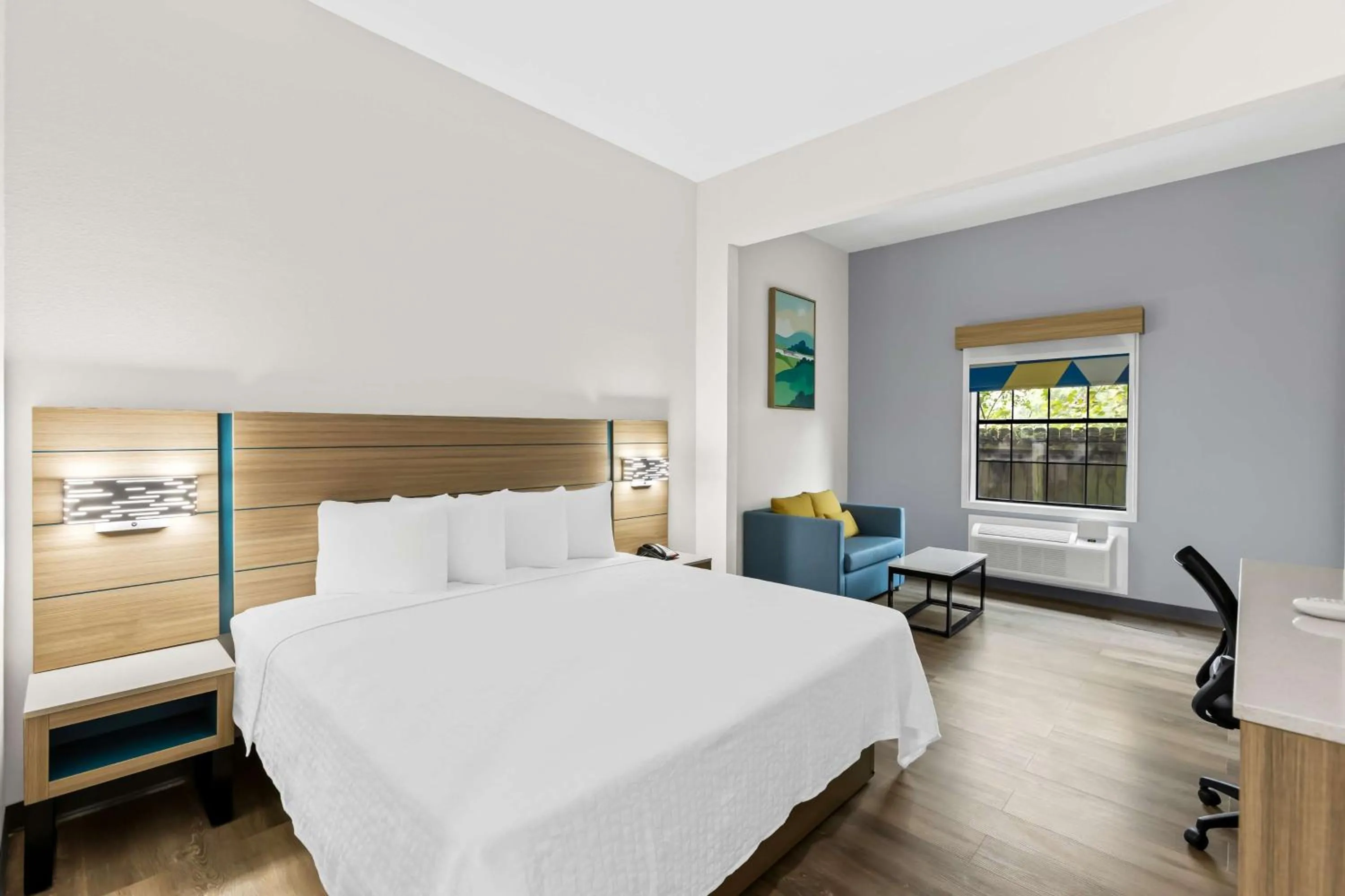 Bedroom, Bed in Econo Lodge Inn & Suites Beaumont