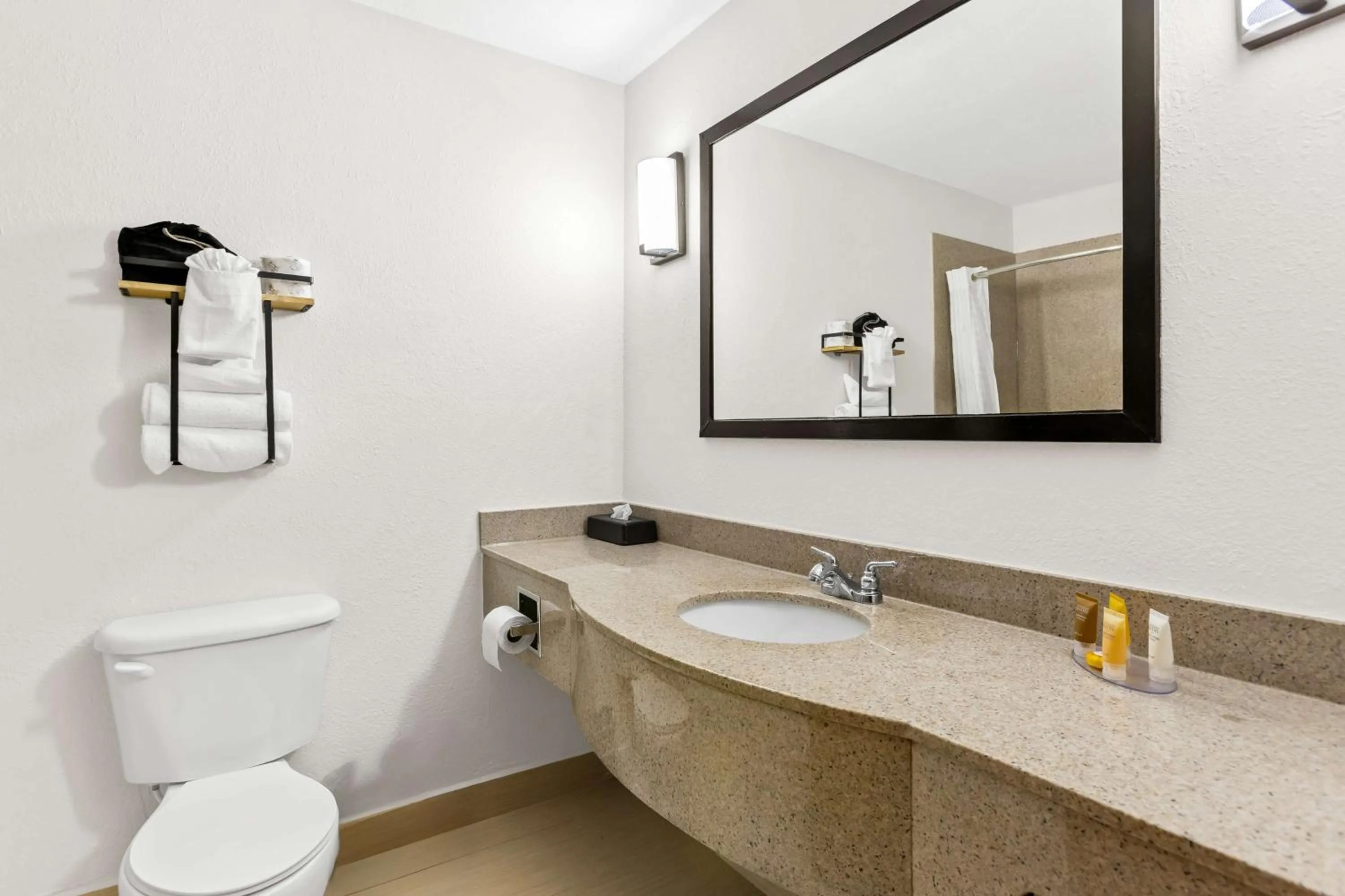 Bedroom in Econo Lodge Inn & Suites Beaumont