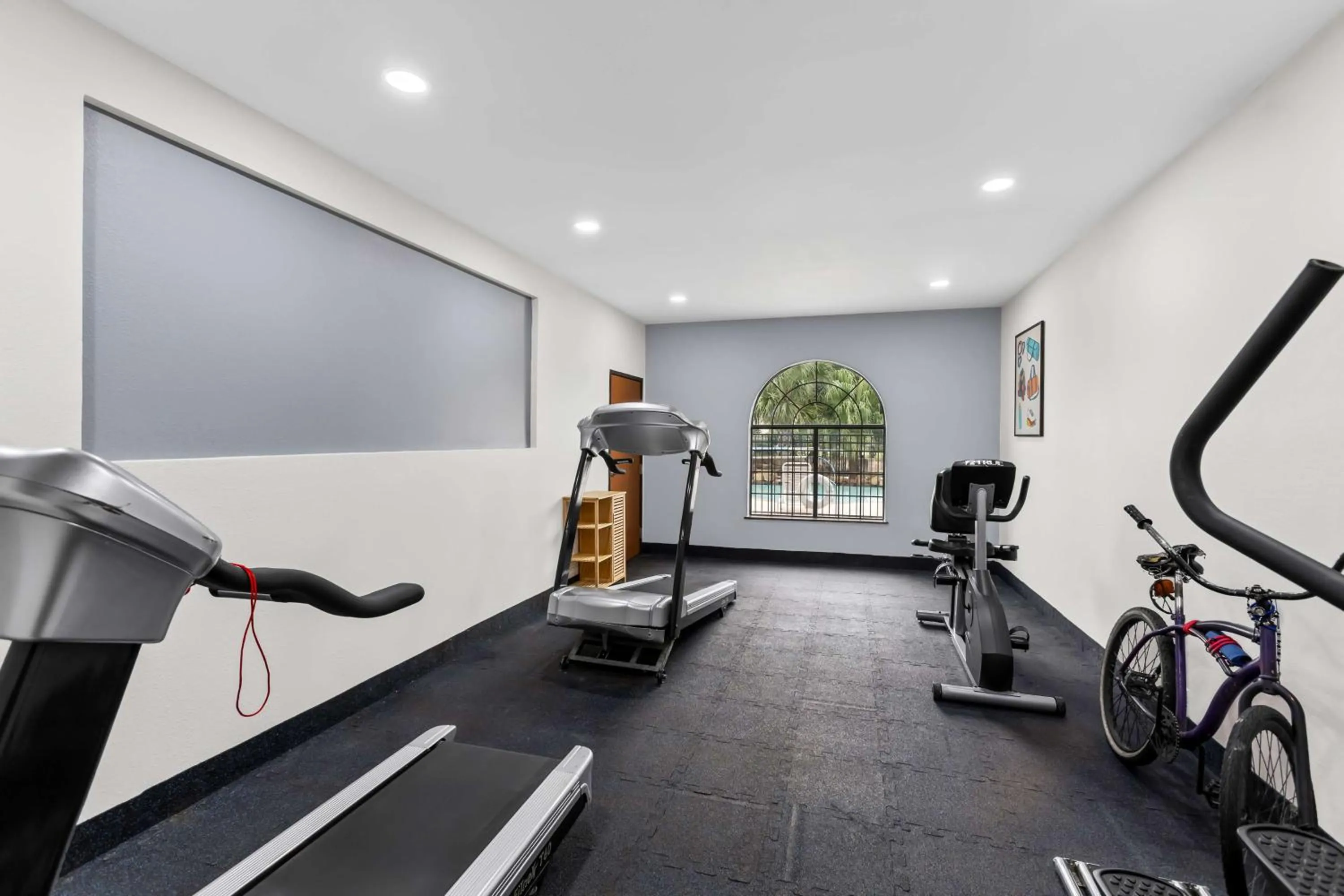 Fitness centre/facilities in Econo Lodge Inn & Suites Beaumont