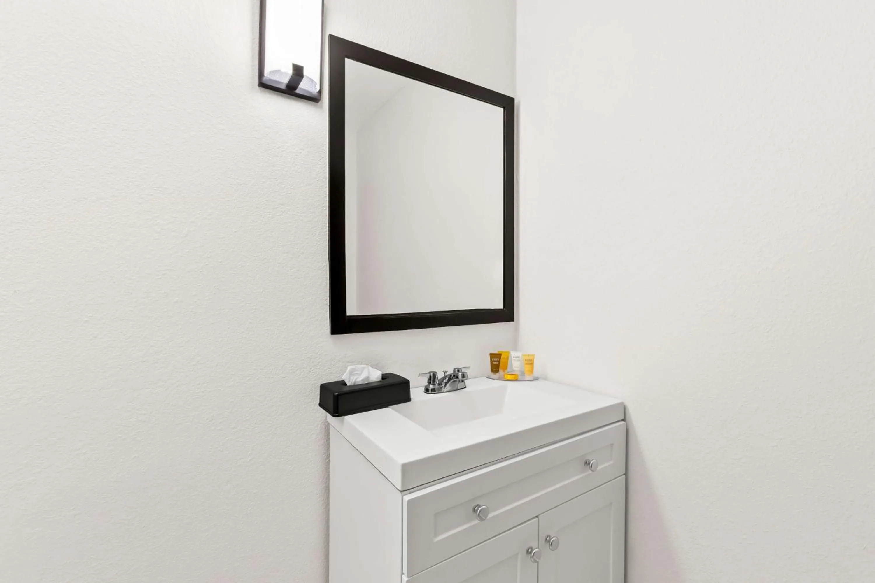 Bathroom in Econo Lodge Inn & Suites Beaumont