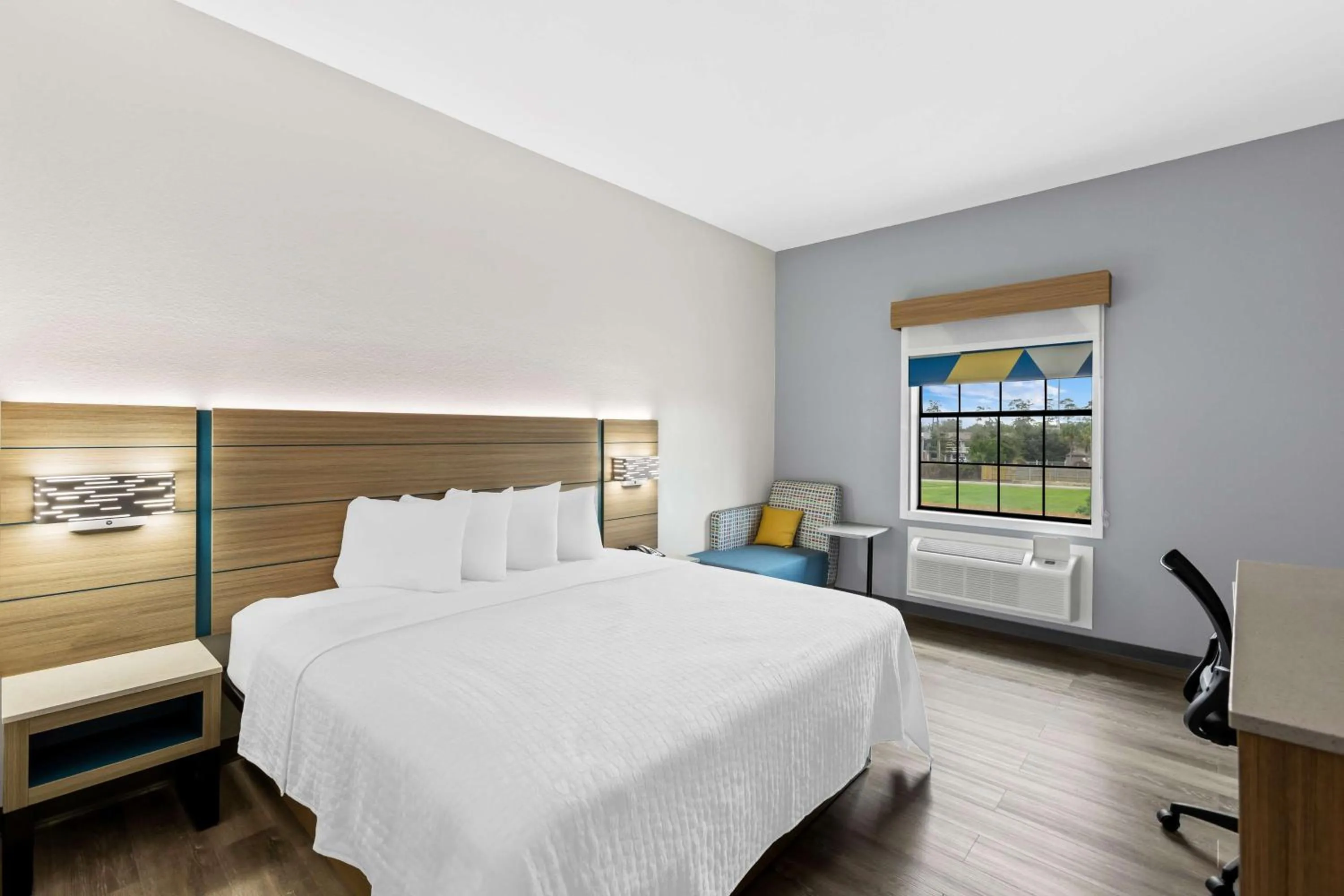 Bedroom, Bed in Econo Lodge Inn & Suites Beaumont