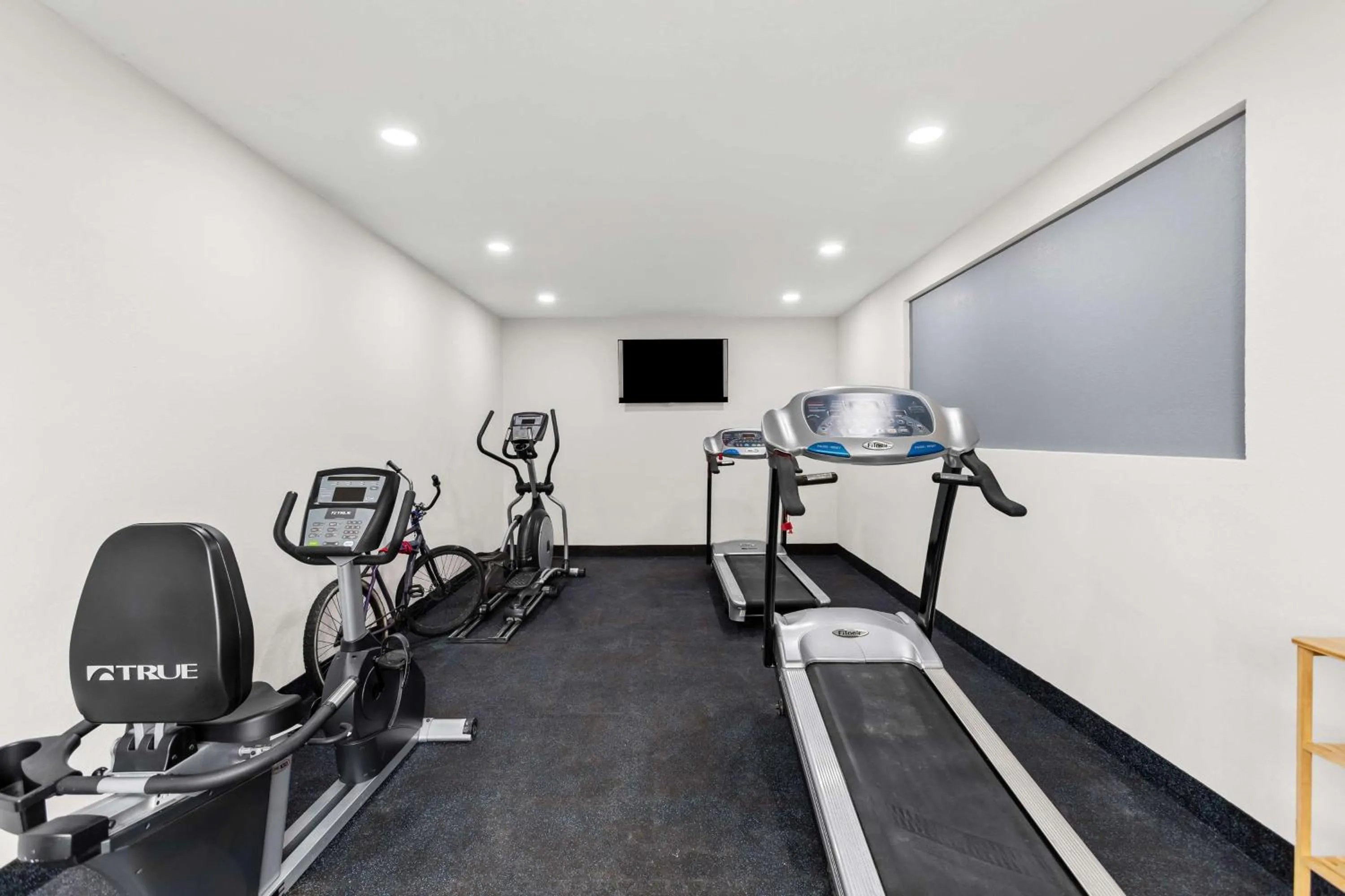 Fitness centre/facilities in Econo Lodge Inn & Suites Beaumont