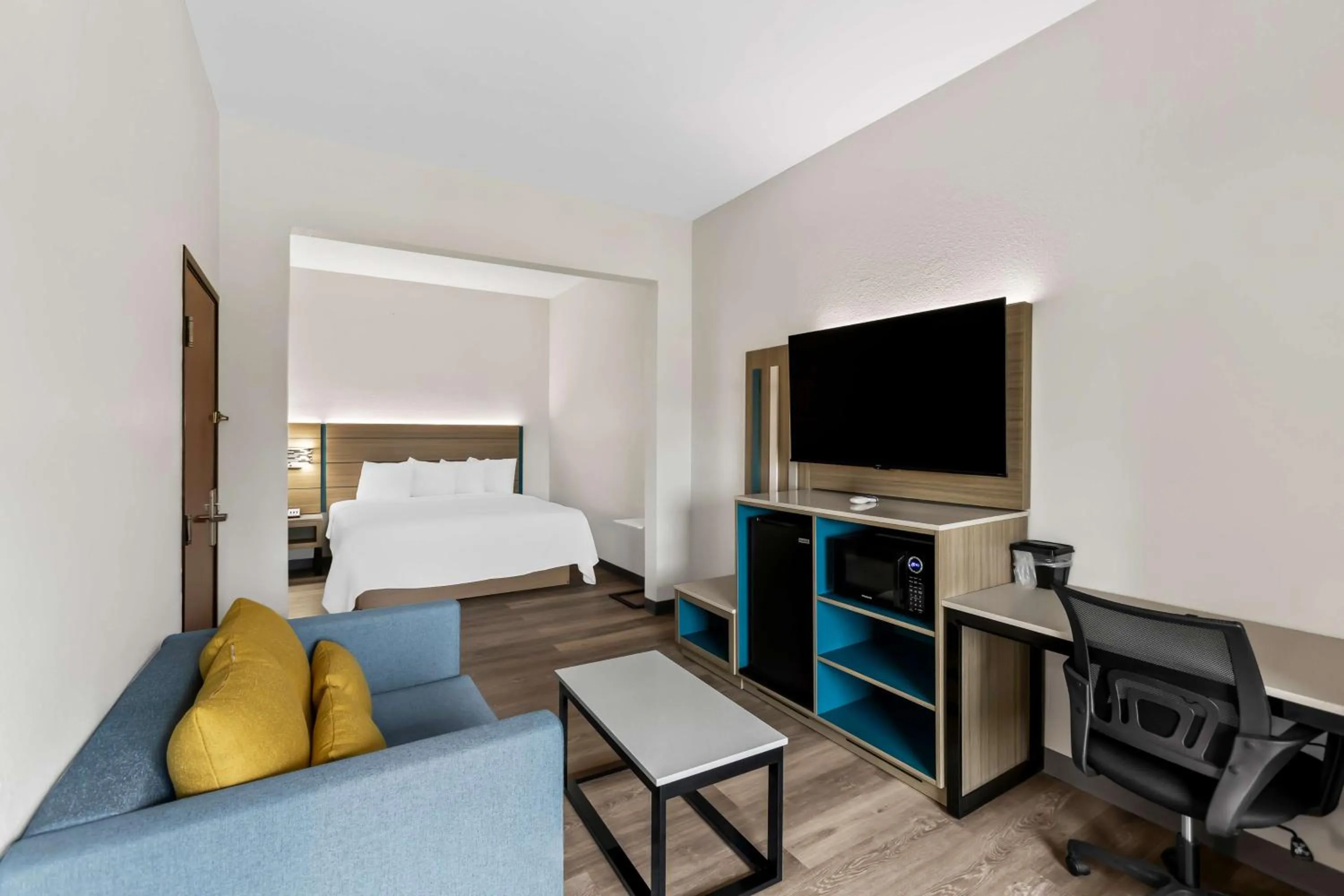 Photo of the whole room, Bed in Econo Lodge Inn & Suites Beaumont