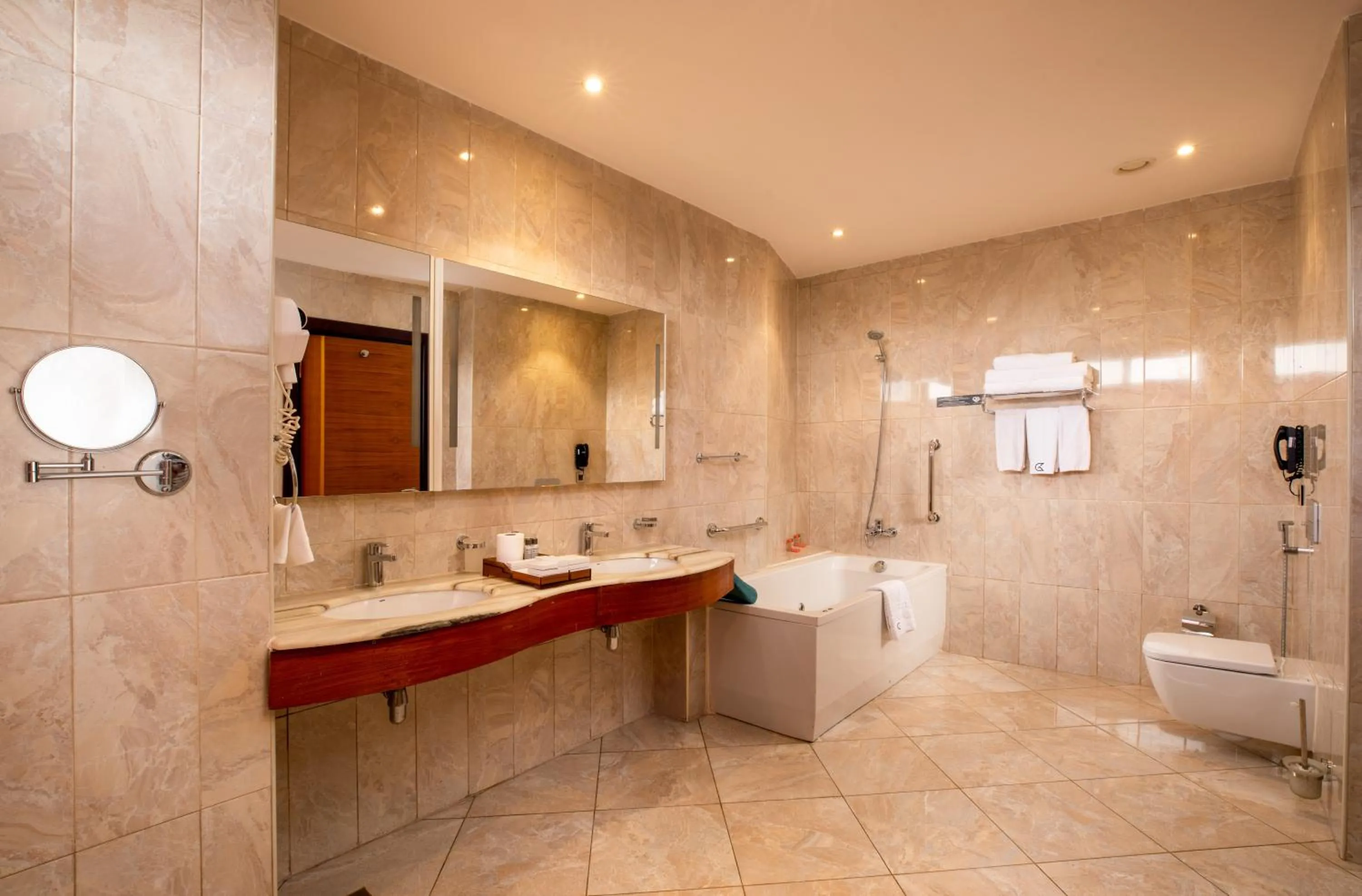 Restaurant/places to eat in Golden Tulip Canaan Kampala