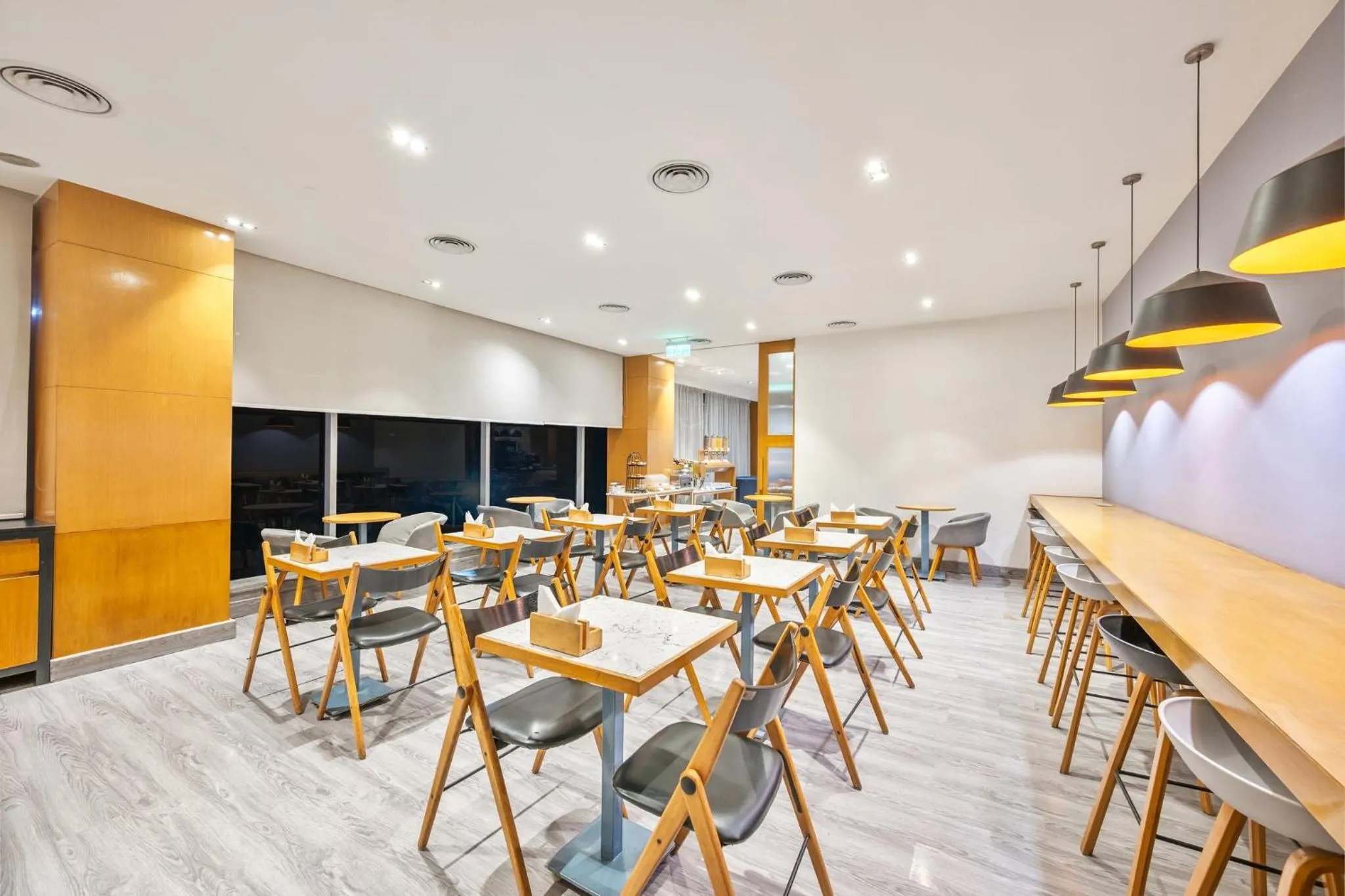 Restaurant/places to eat in Holiday Inn Express Hyderabad Banjara Hills by IHG