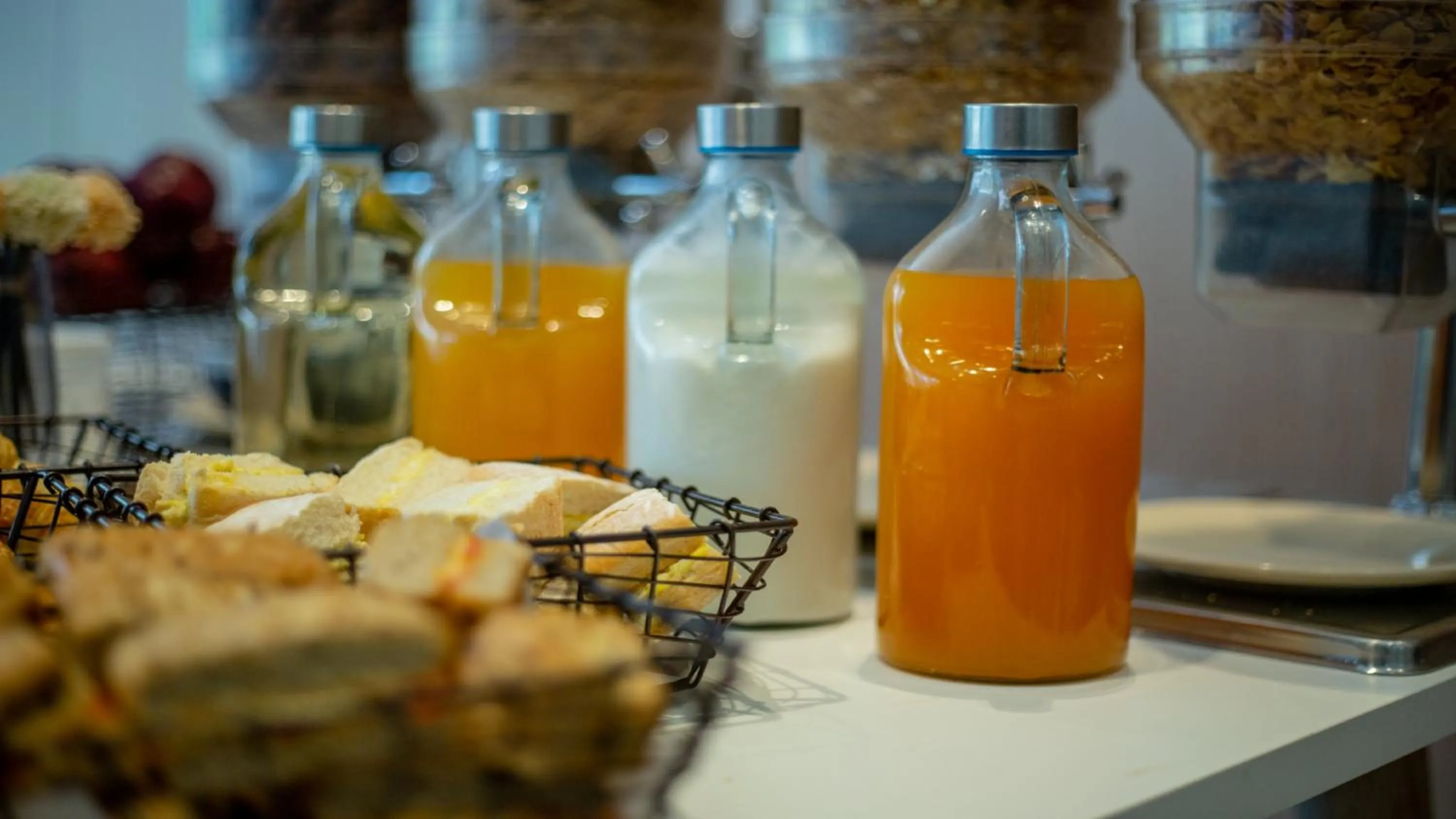 Restaurant/places to eat in Holiday Inn Express Hyderabad Banjara Hills by IHG