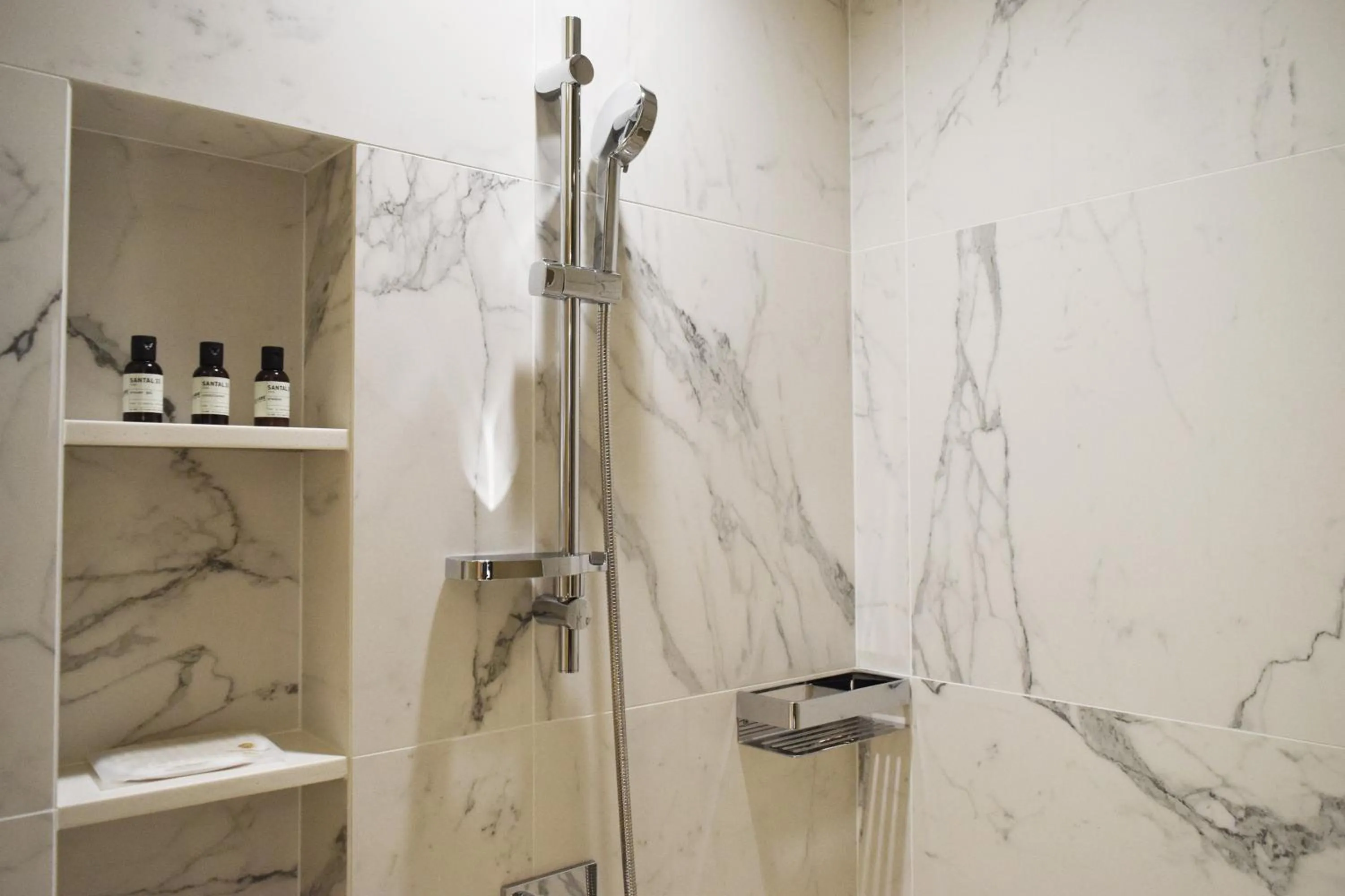 Shower in Grand Mercure Ambassador Hotel and Residences Seoul Yongsan