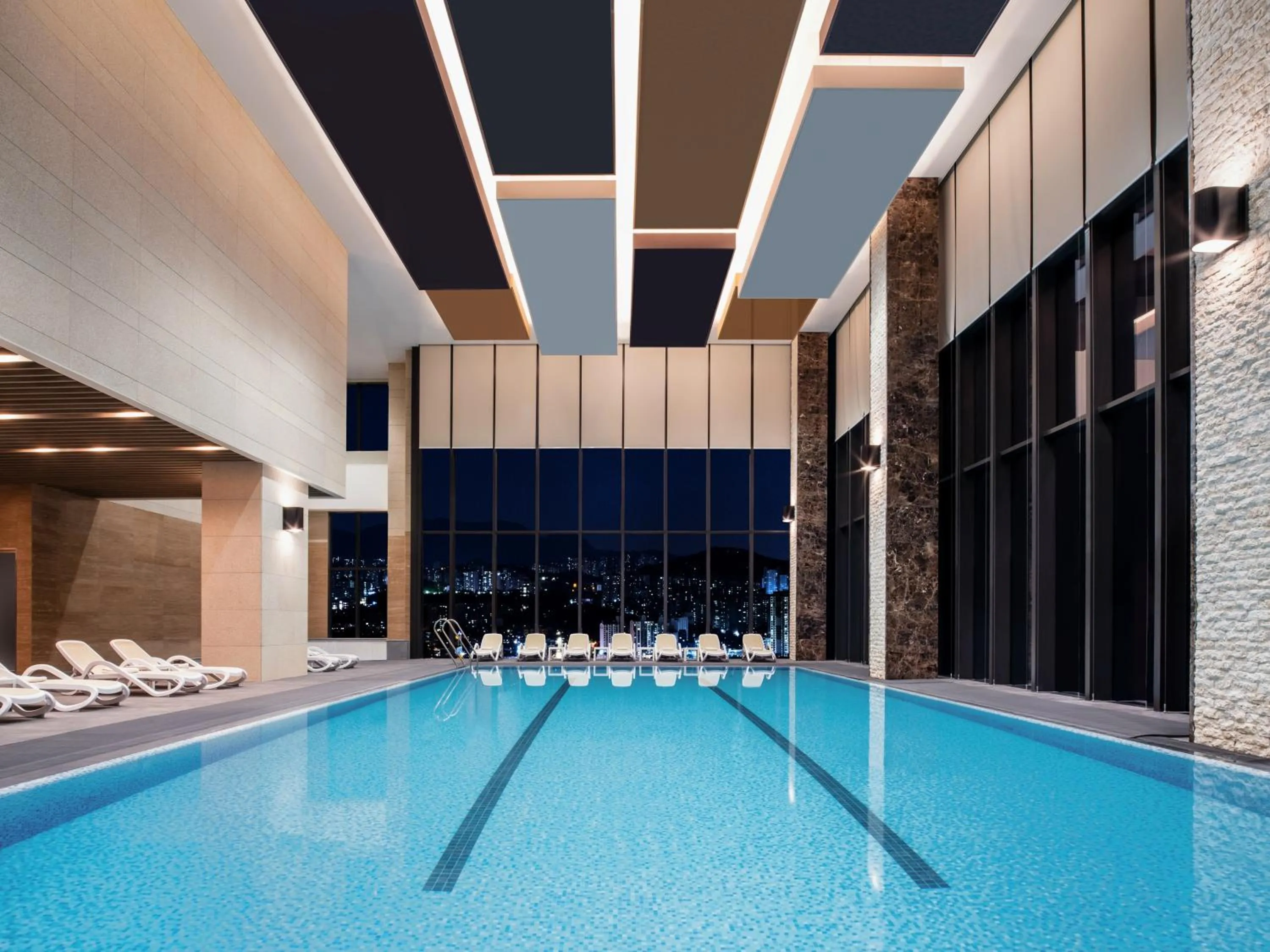 Swimming pool in Grand Mercure Ambassador Hotel and Residences Seoul Yongsan