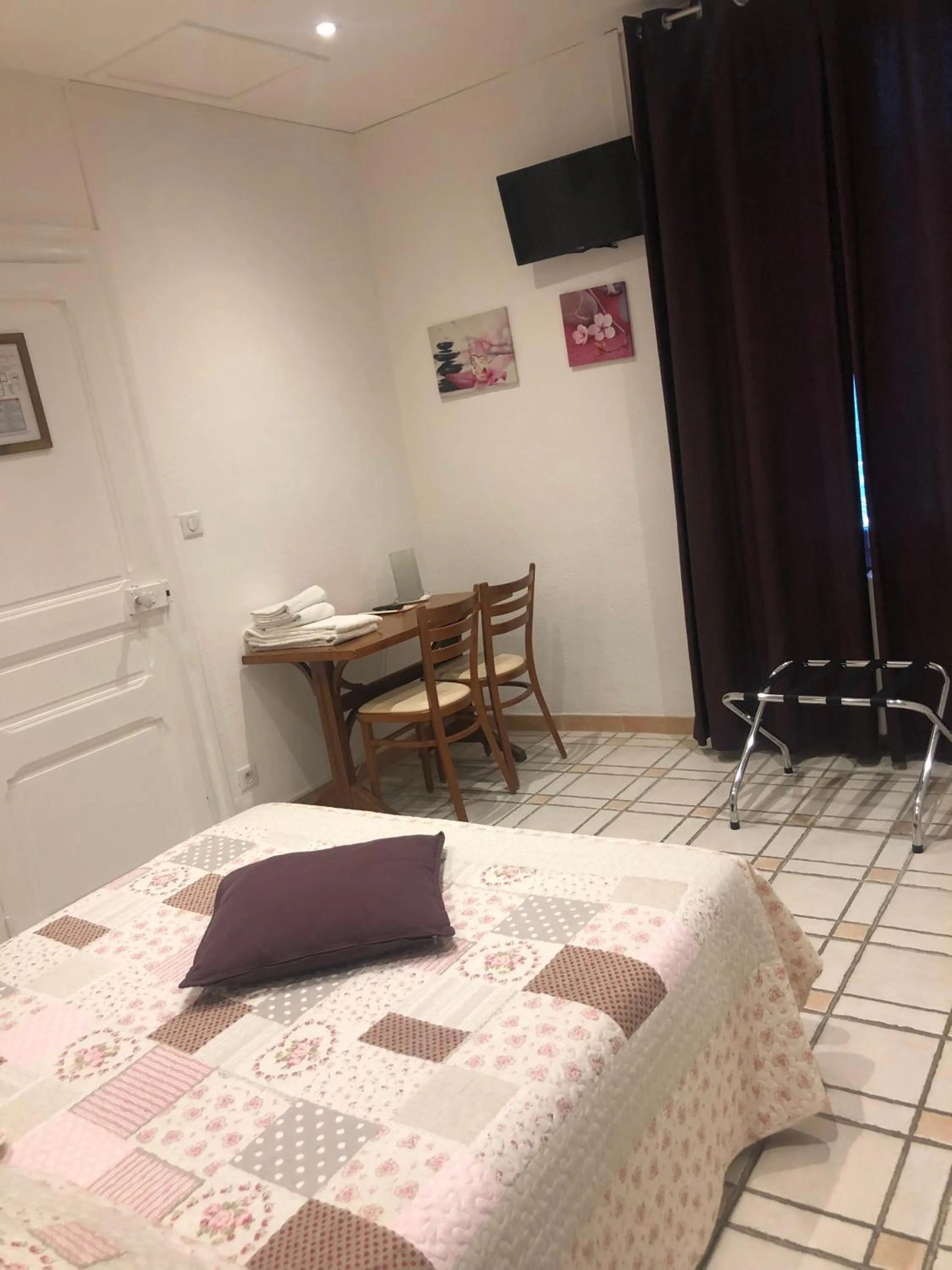 Shower, Bed in Lou Garbin