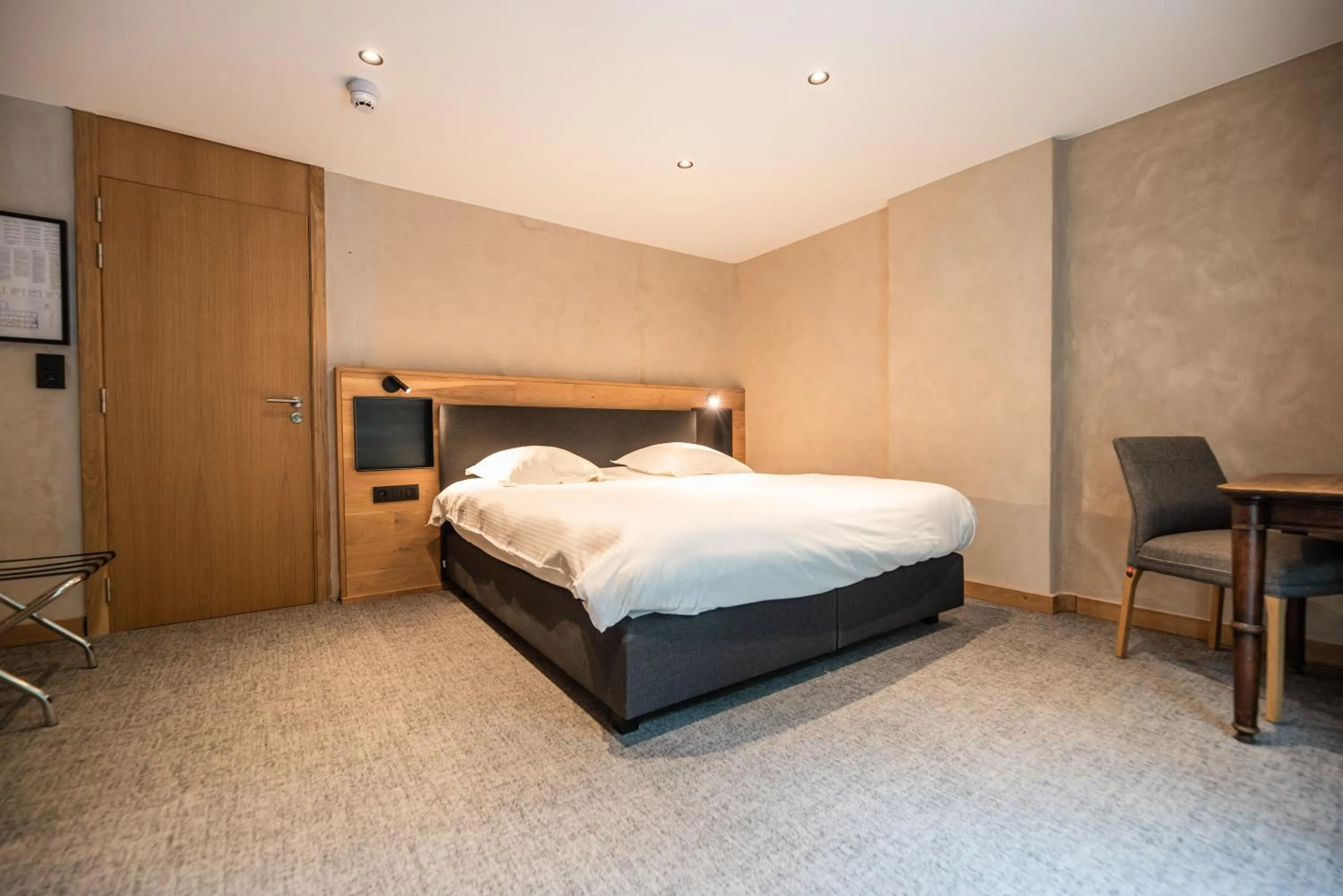 Bed in Hostellerie La Claire Fontaine, Logis hôtels & Spa