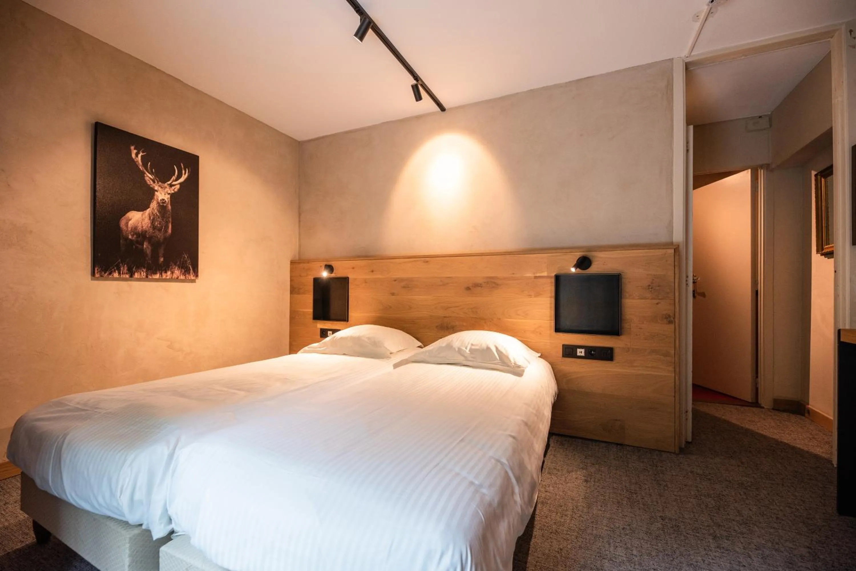 Bed in Hostellerie La Claire Fontaine, Logis hôtels & Spa