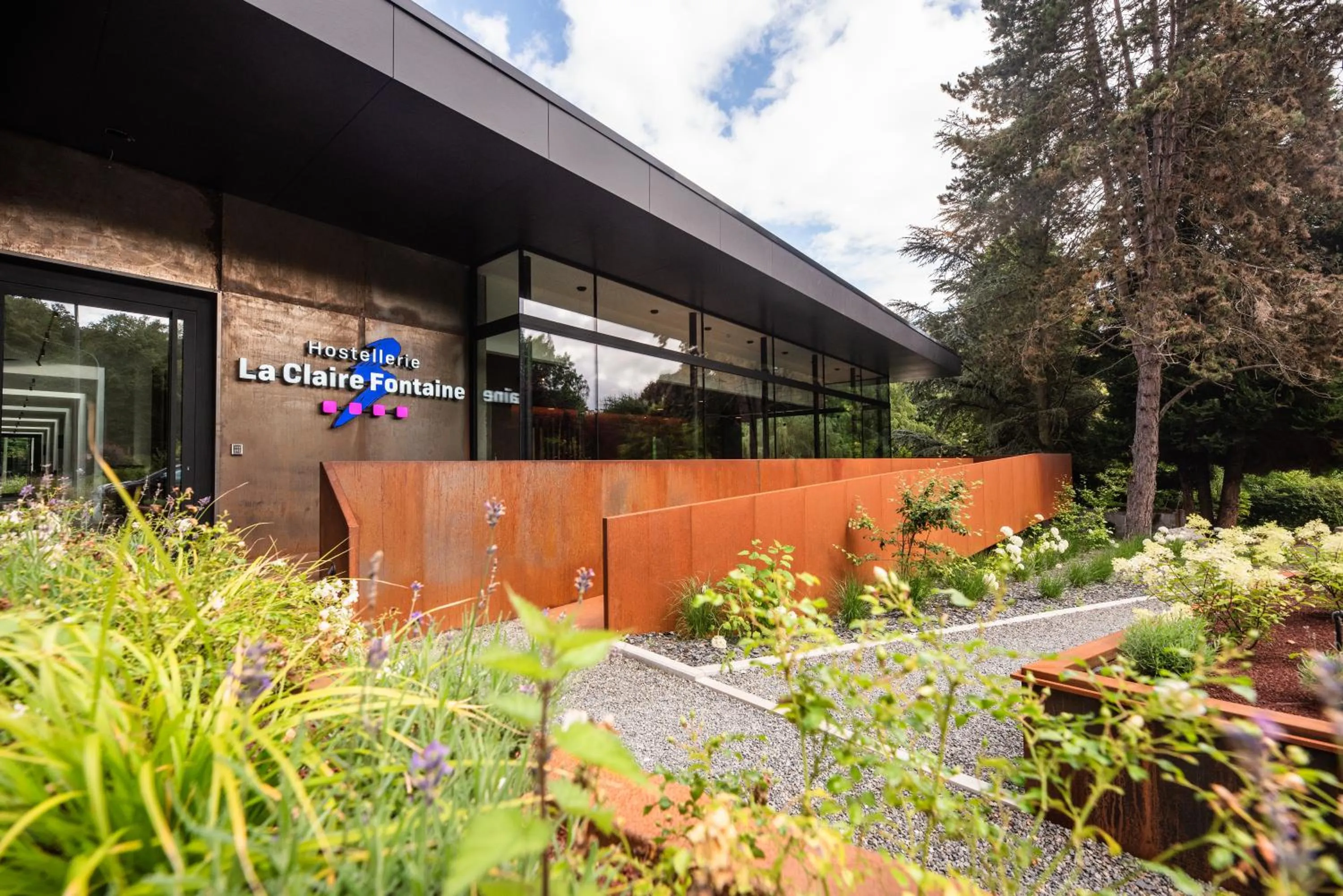 Property building in Hostellerie La Claire Fontaine, Logis hôtels & Spa