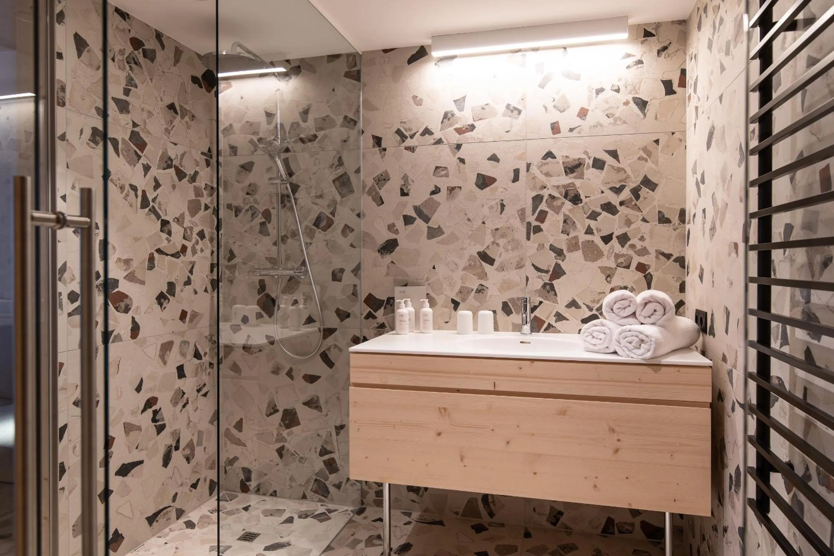 Shower in Mari Pop Hotel