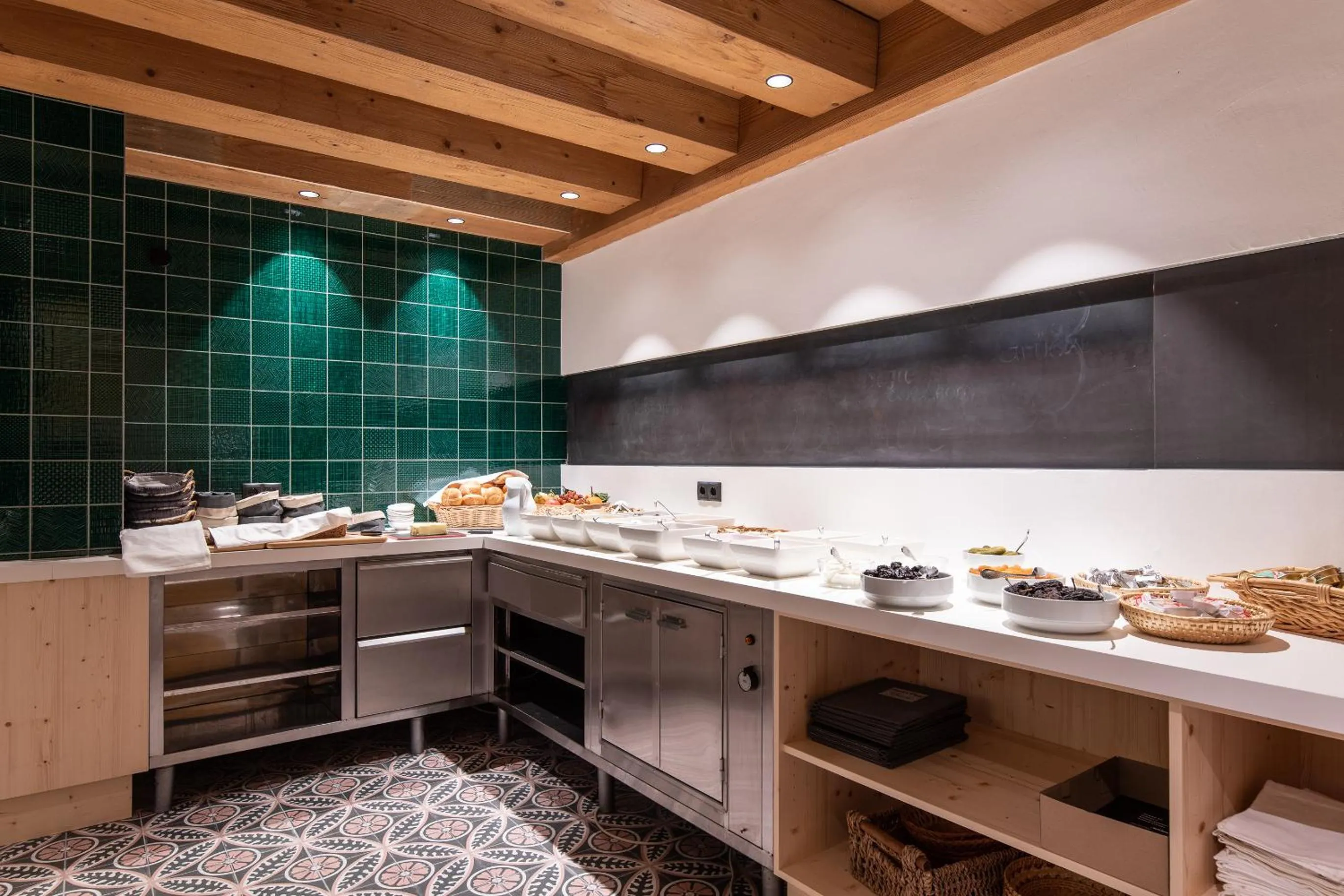 Food and drinks in Mari Pop Hotel