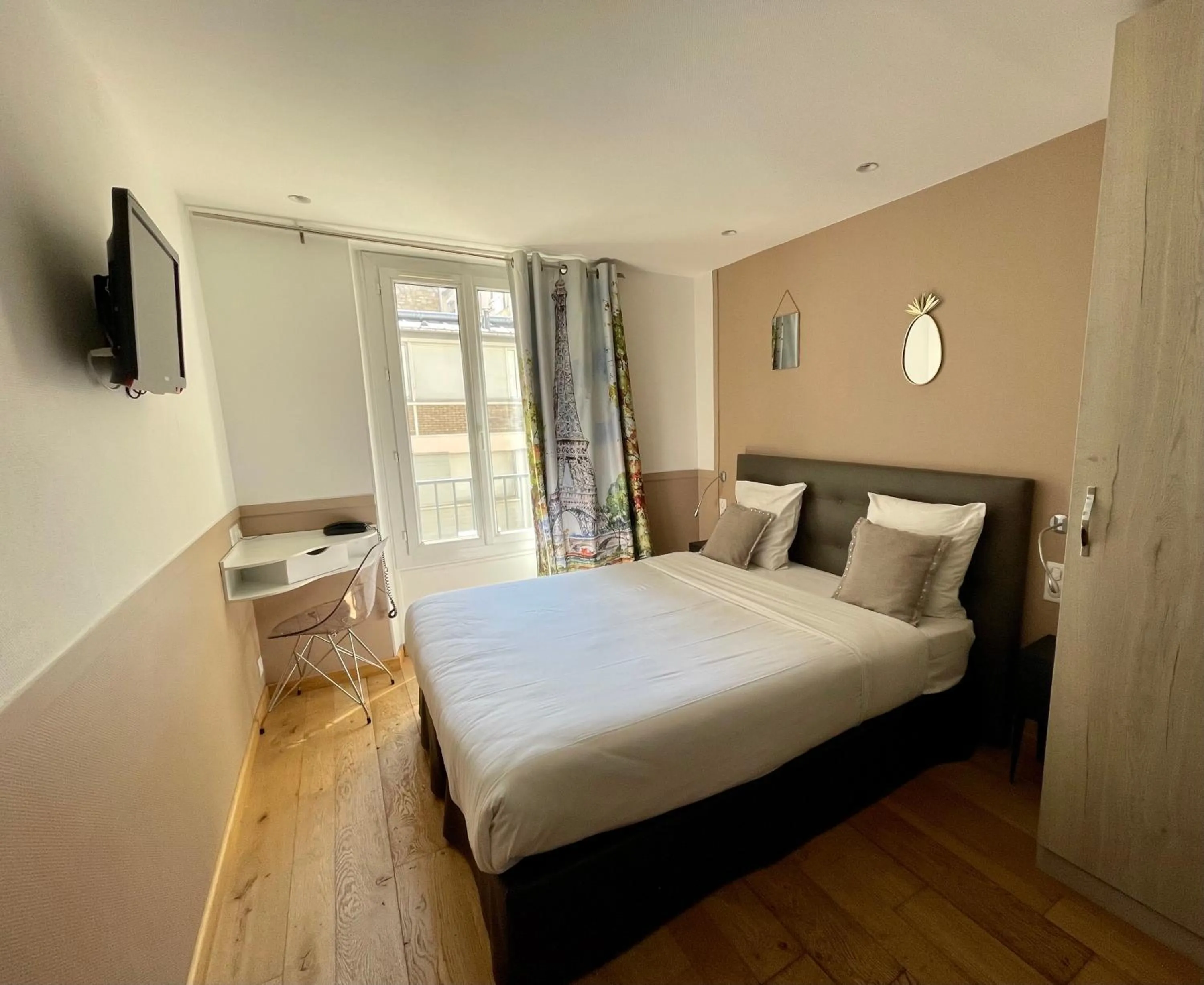 Photo of the whole room, Bed in Amiral-Fondary