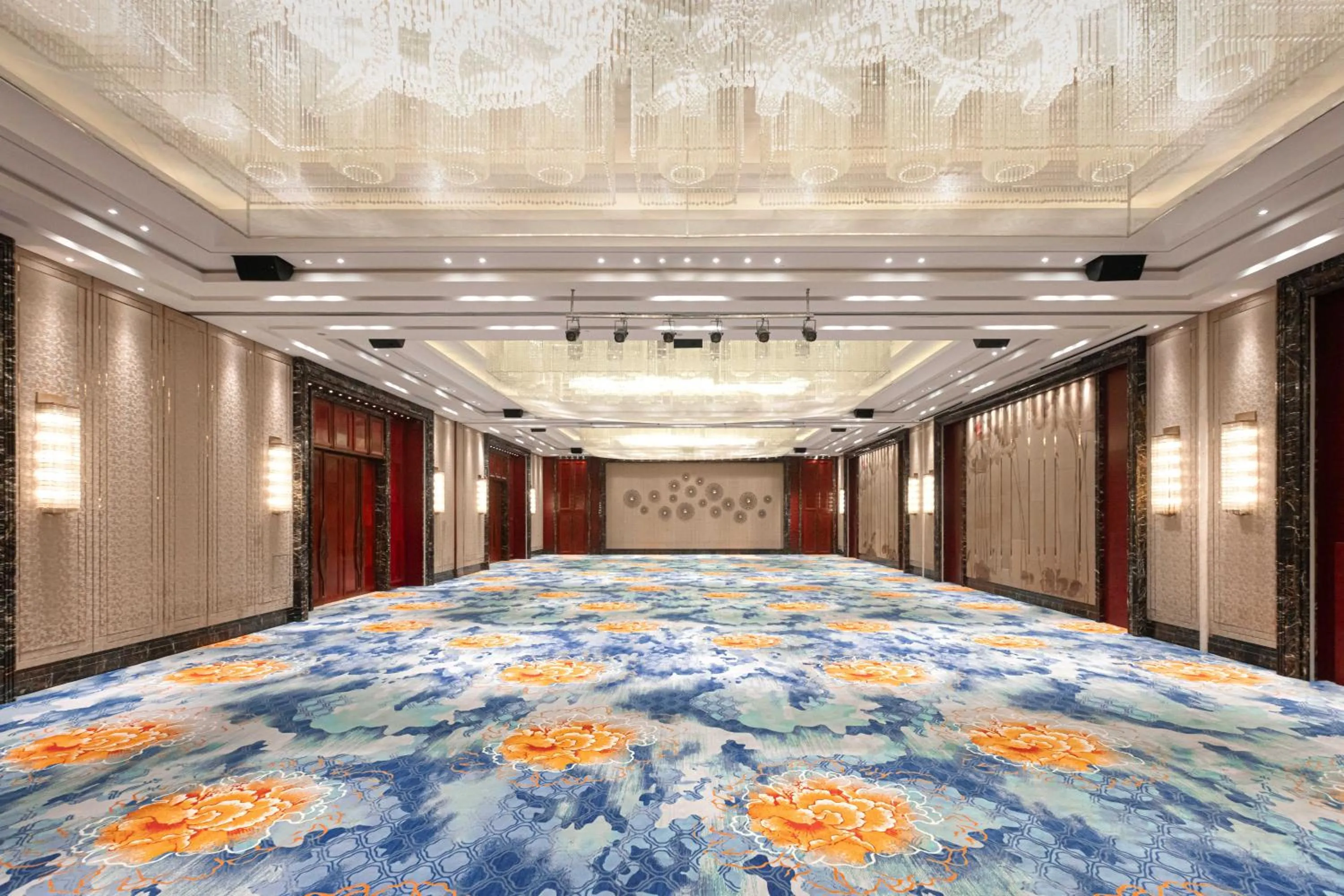 Meeting/conference room, Bed in Wyndham Qingdao l Free Fixed-Time Shuttle Service Between Hotel and Airport & North Railway Station l Outdoor Children's Amusement Park l 1-Hour Play Snooker or Table Tennis