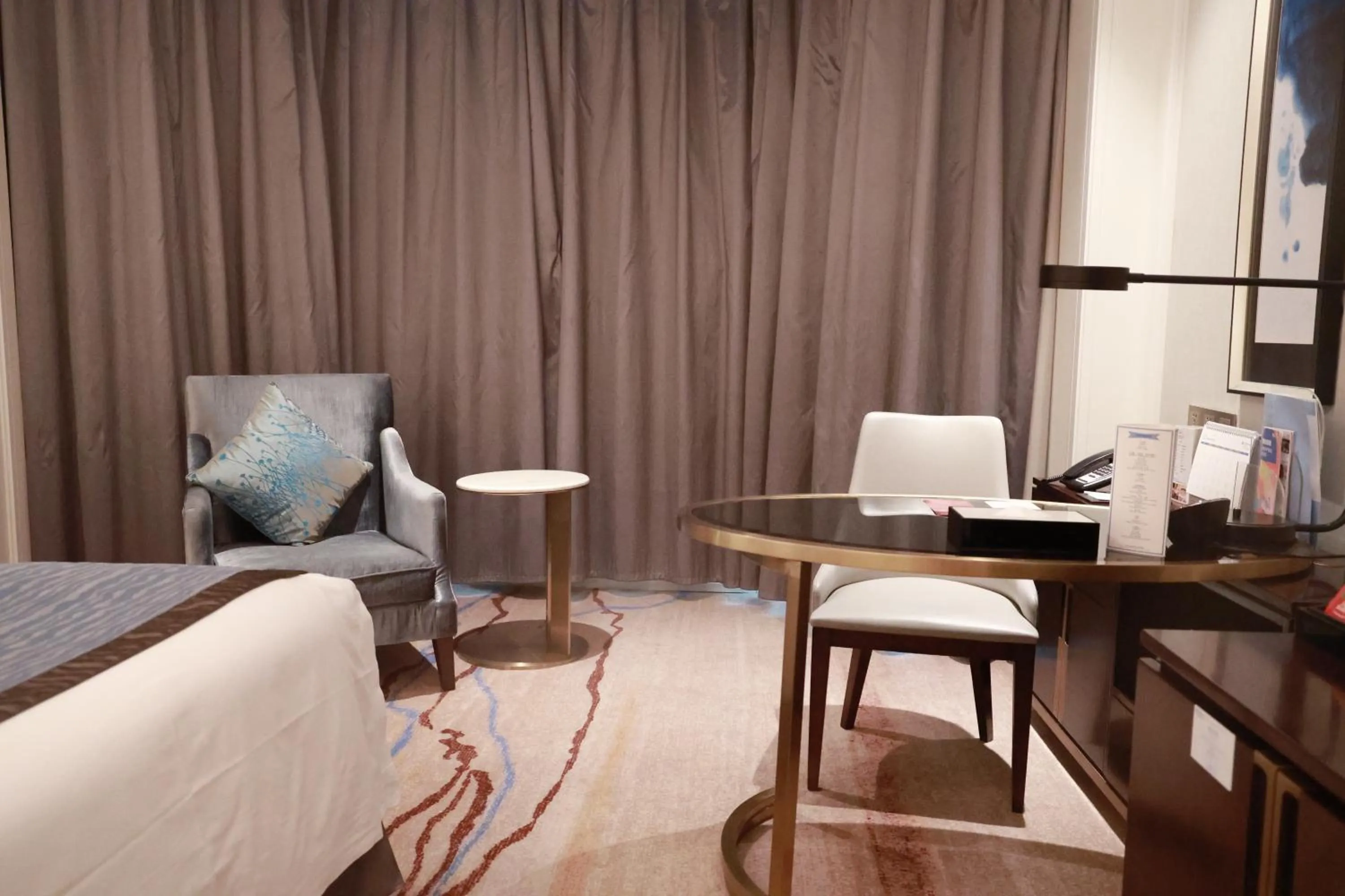 Seating area in Wyndham Qingdao l Free Fixed-Time Shuttle Service Between Hotel and Airport & North Railway Station l Outdoor Children's Amusement Park l 1-Hour Play Snooker or Table Tennis