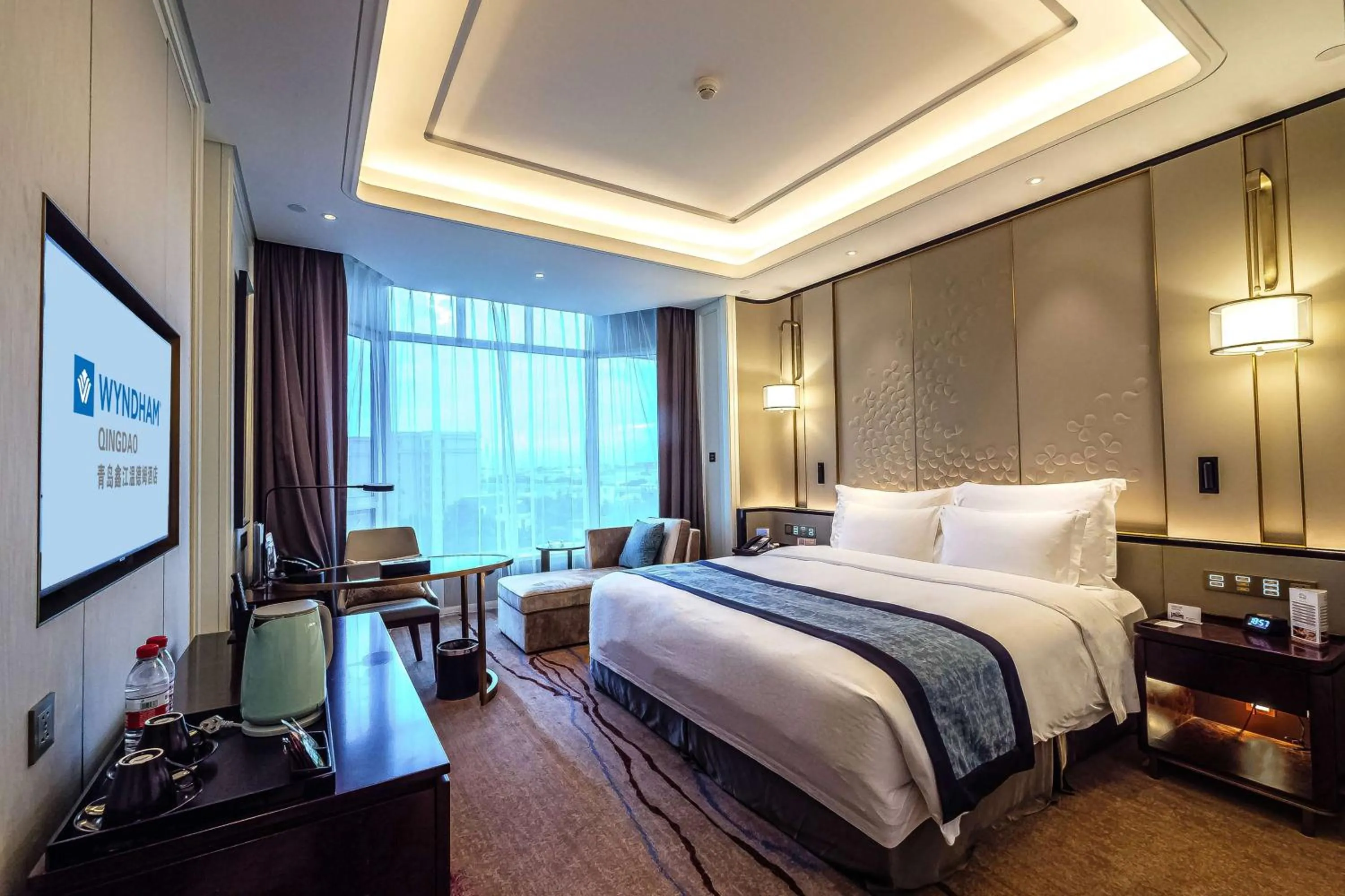 Photo of the whole room, Bed in Wyndham Qingdao l Free Fixed-Time Shuttle Service Between Hotel and Airport & North Railway Station l Outdoor Children's Amusement Park l 1-Hour Play Snooker or Table Tennis