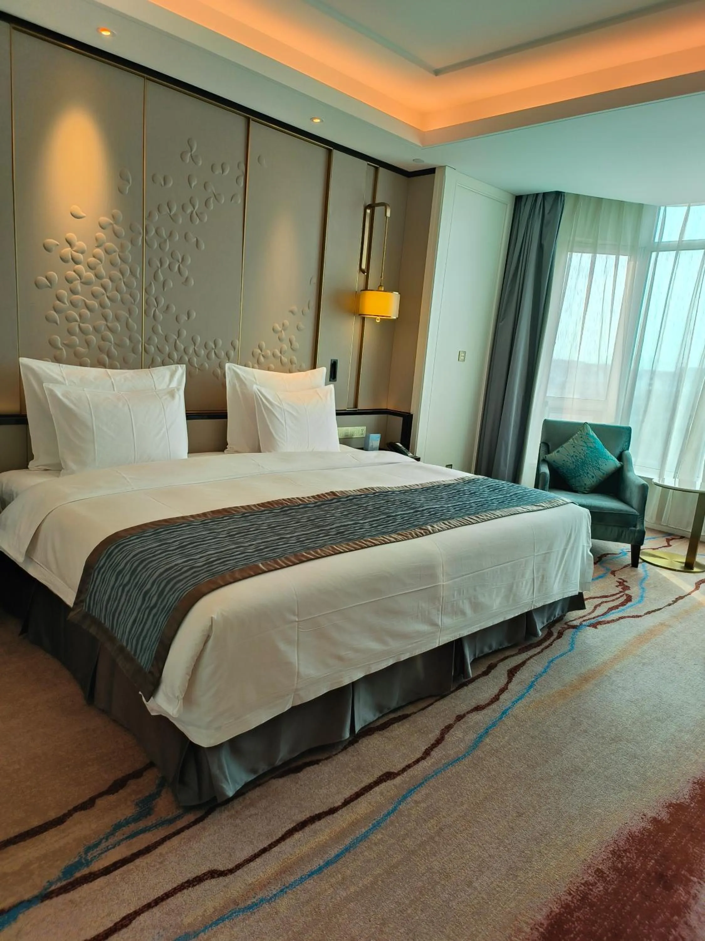 Bed in Wyndham Qingdao l Free Fixed-Time Shuttle Service Between Hotel and Airport & North Railway Station l Outdoor Children's Amusement Park l 1-Hour Play Snooker or Table Tennis