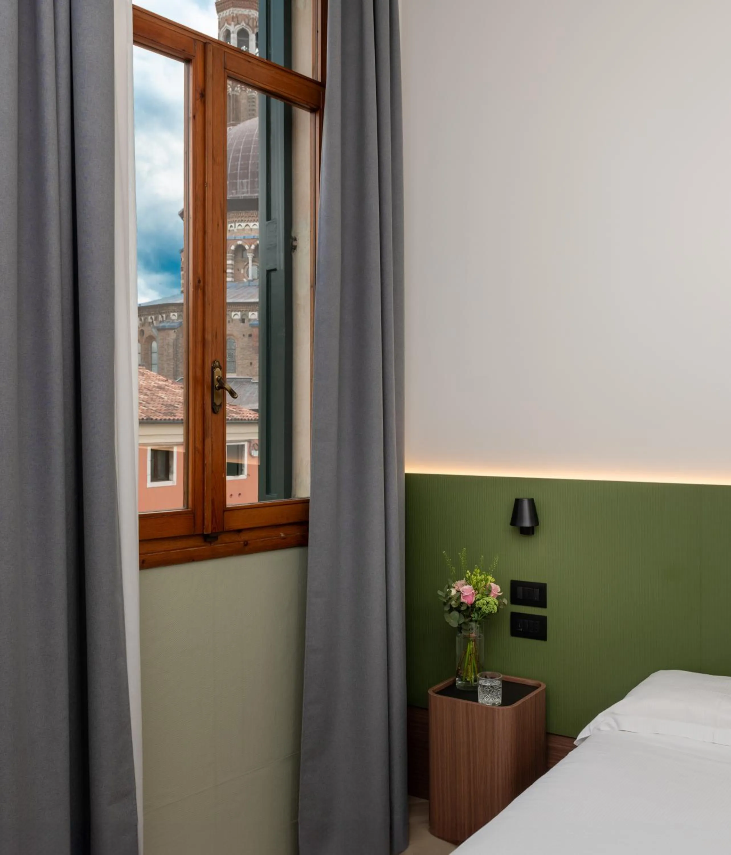 View (from property/room), Bed in Hotel Casa Del Pellegrino