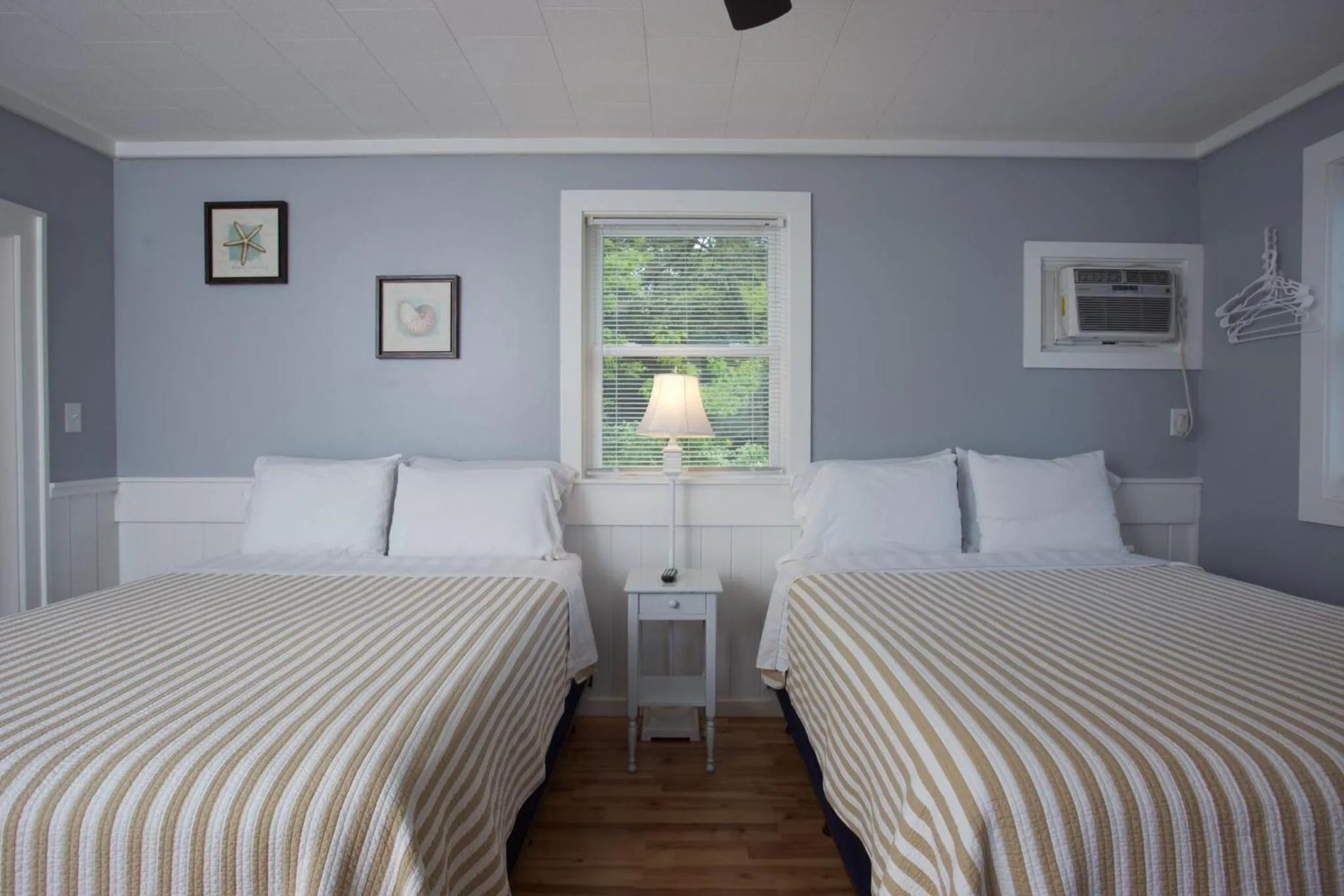 Bed in Drake's Island Resort & Cottages