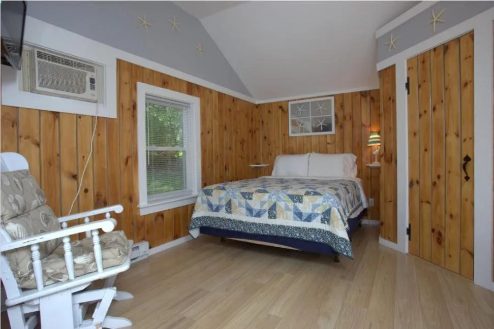 Bed in Drake's Island Resort & Cottages