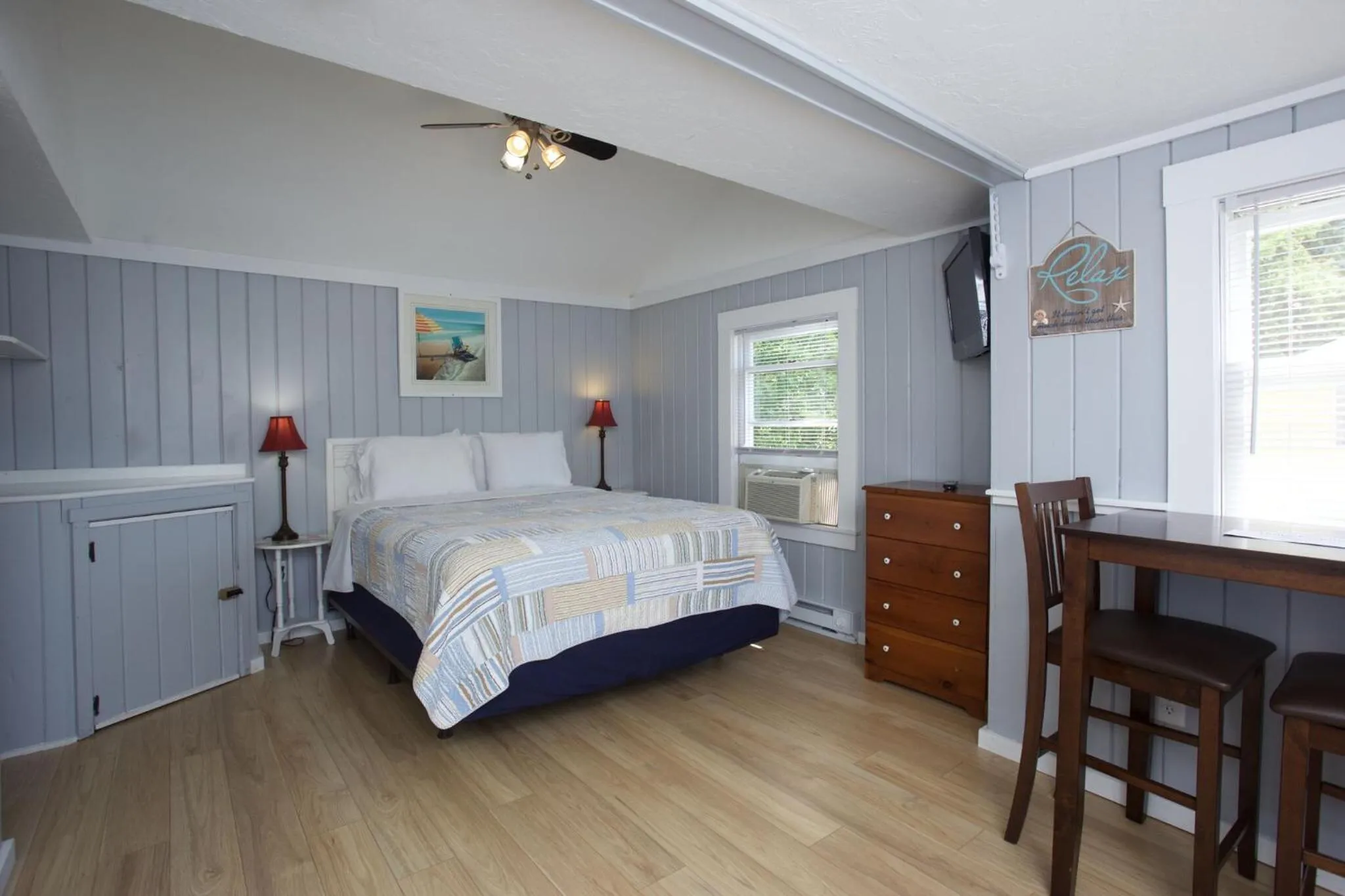 Bed in Drake's Island Resort & Cottages