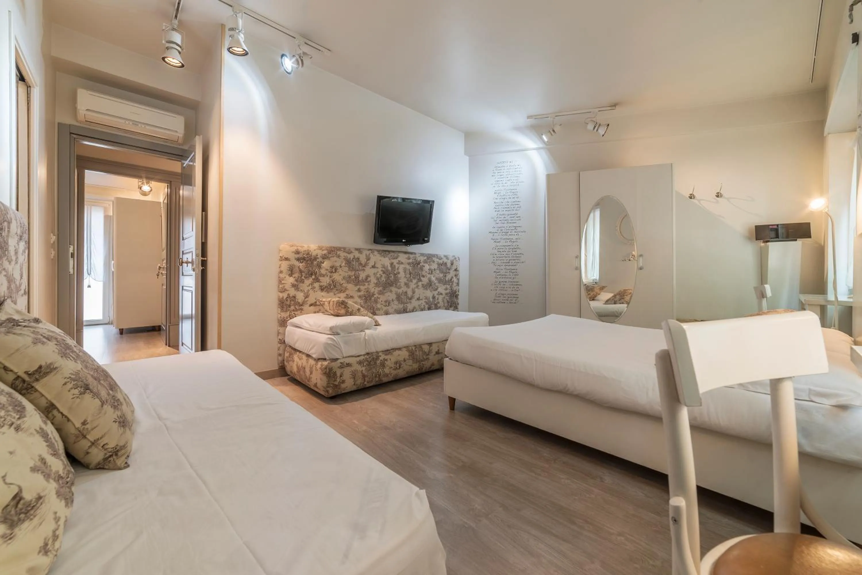 Bed in Nina Casetta De Trastevere