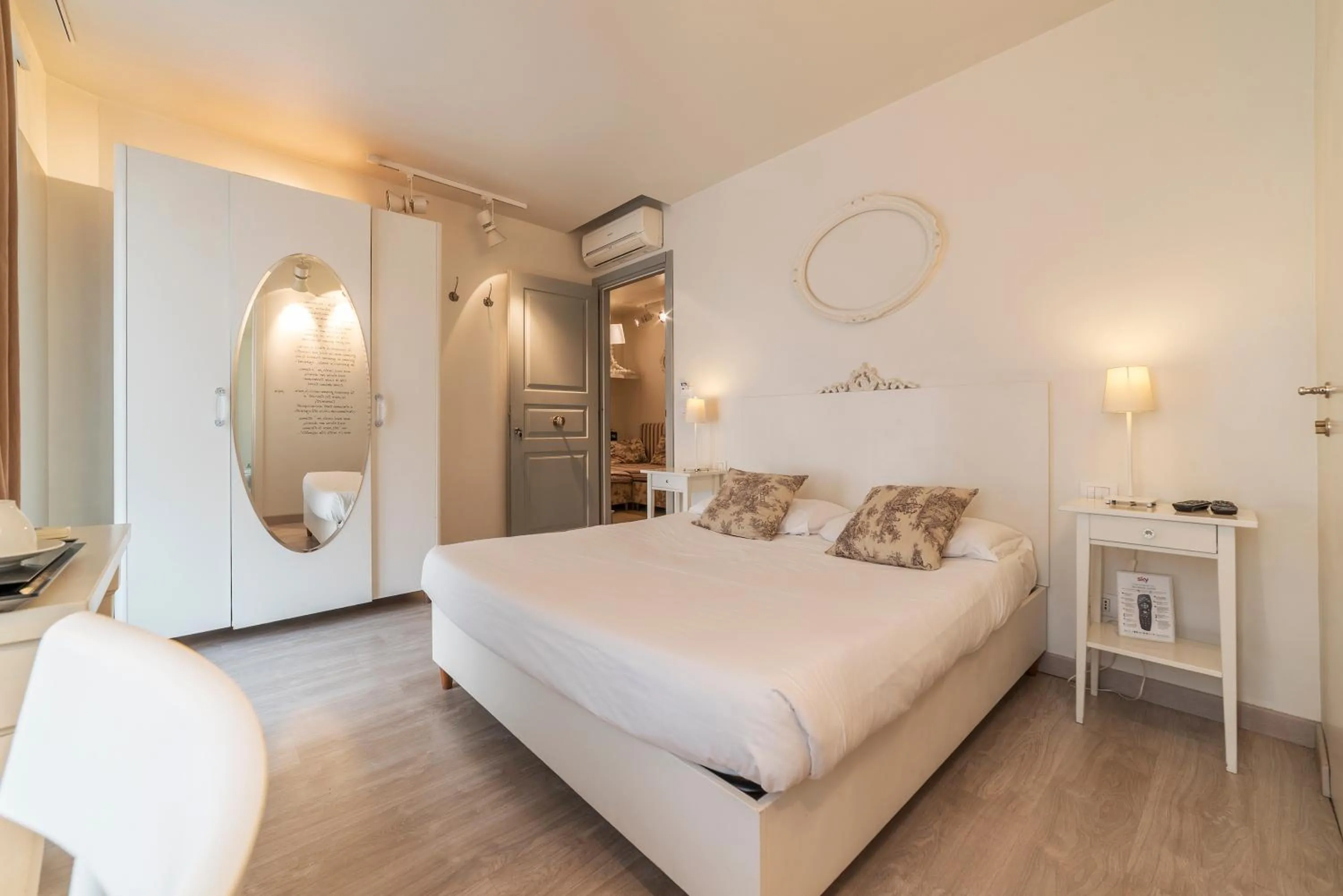 Photo of the whole room, Bed in Nina Casetta De Trastevere