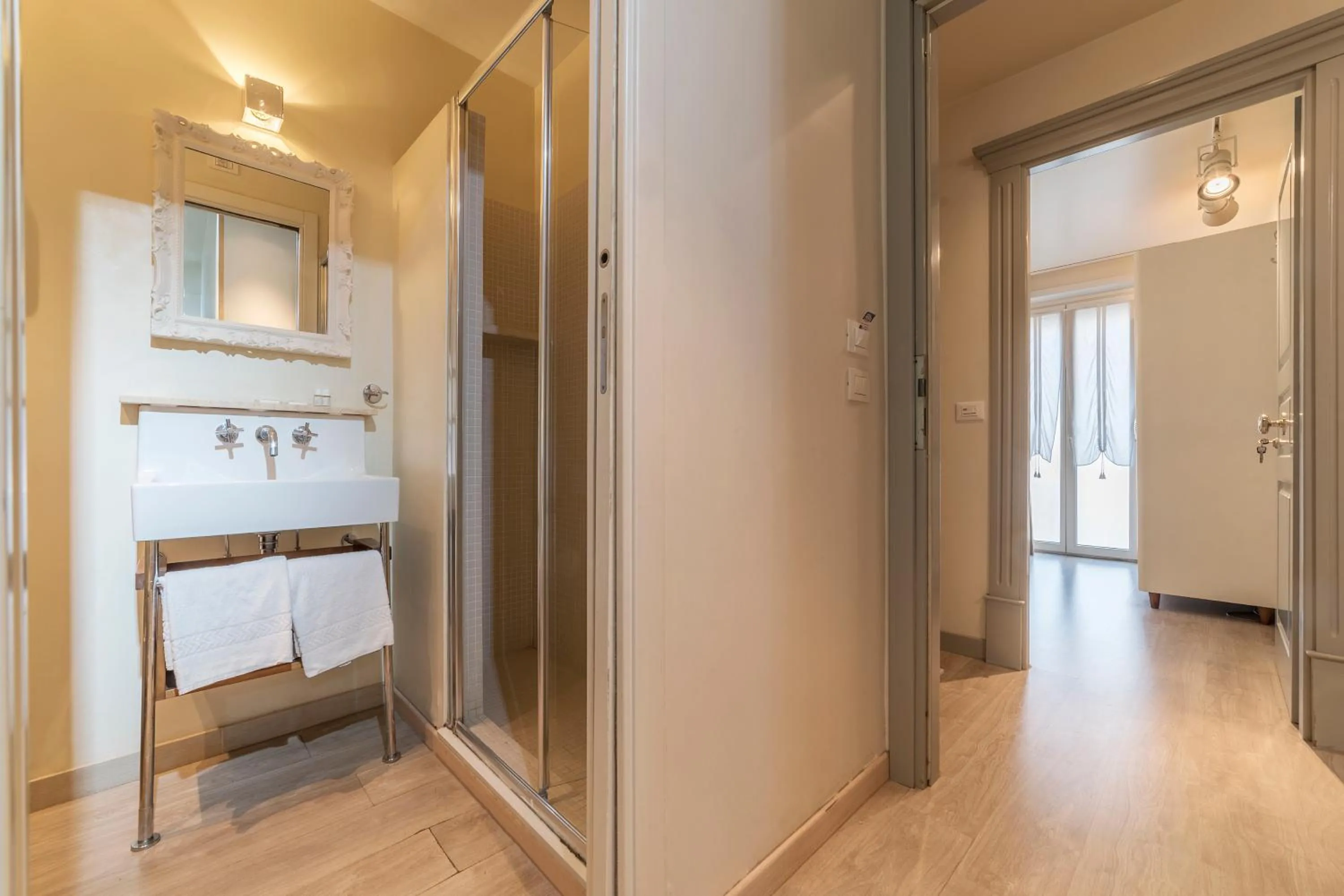 Bathroom, Bed in Nina Casetta De Trastevere