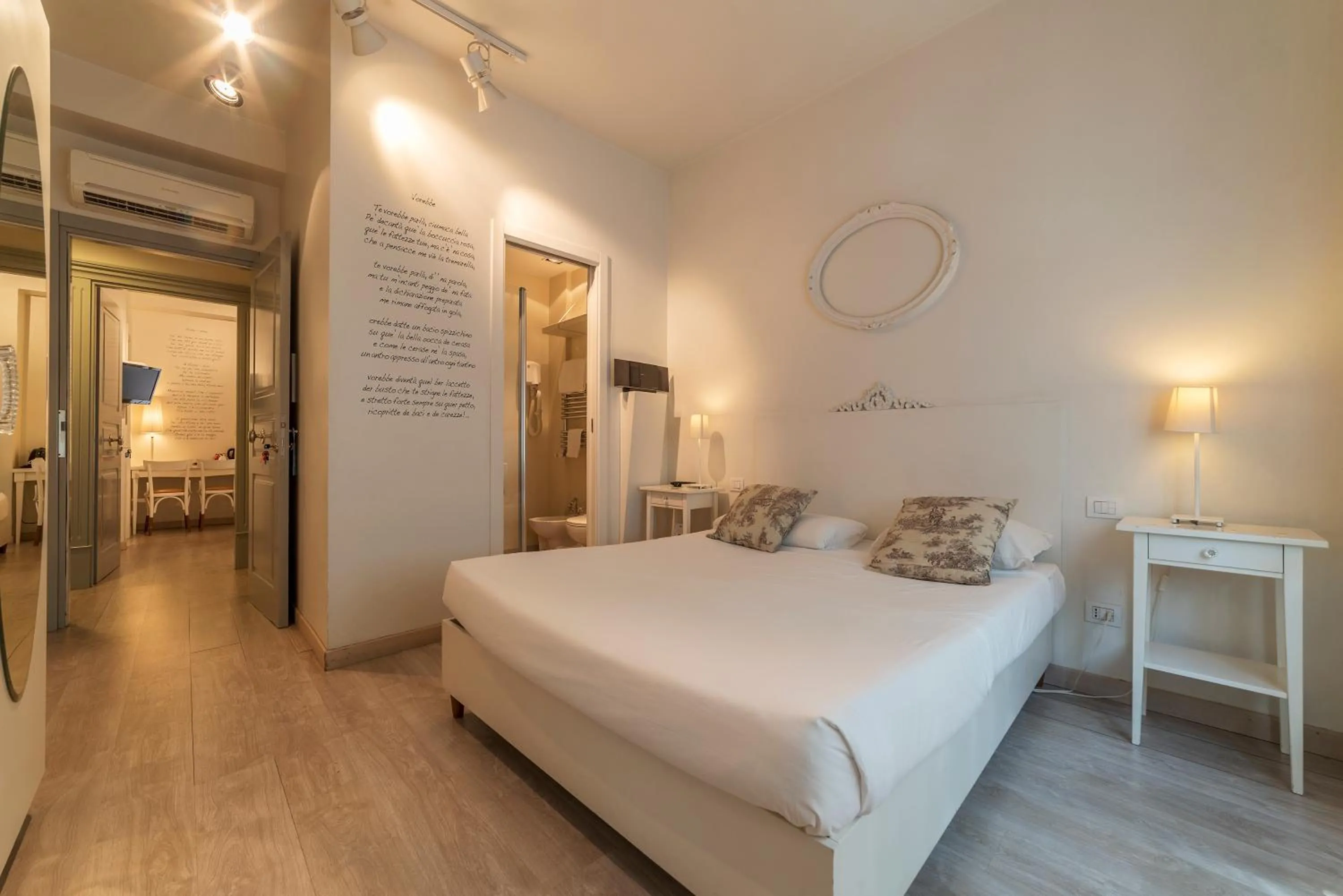 Photo of the whole room, Bed in Nina Casetta De Trastevere
