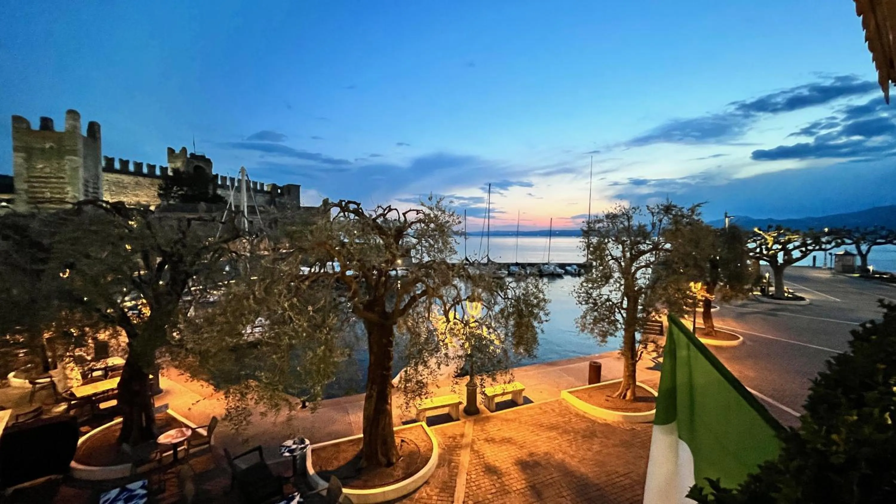 Restaurant/places to eat in Albergo Gardesana