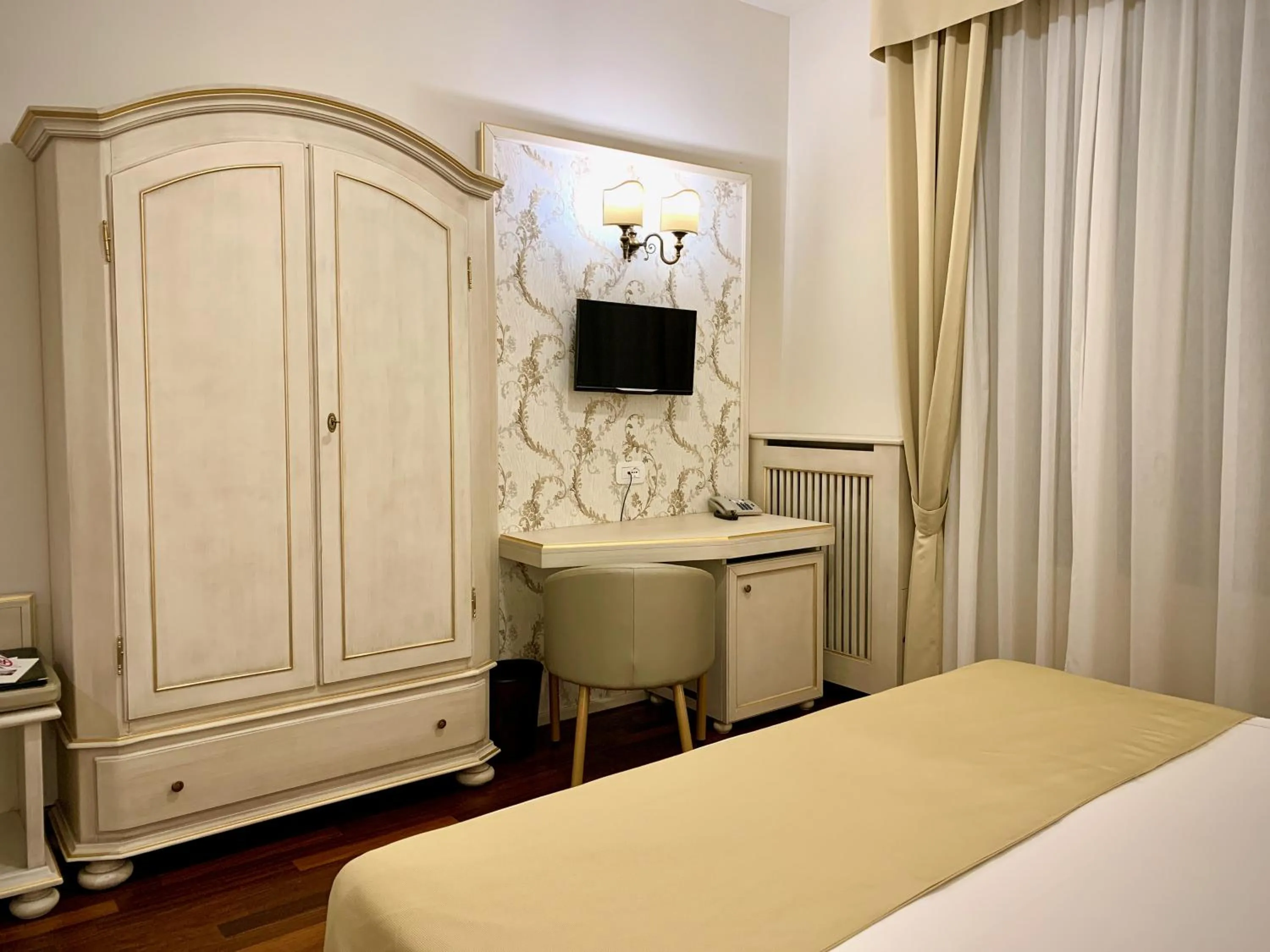 Bedroom, Bed in Albergo Gardesana