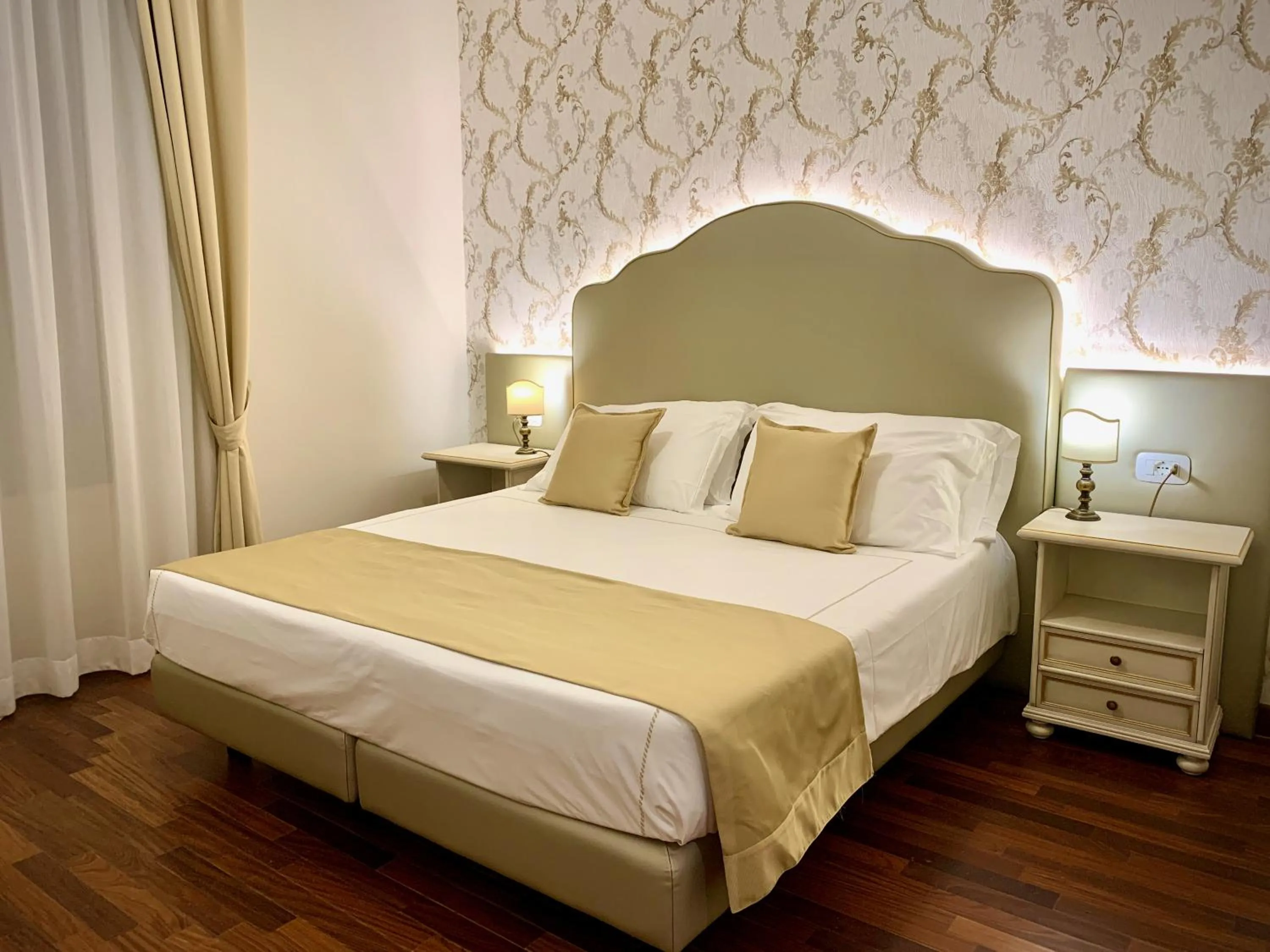 Bedroom, Bed in Albergo Gardesana
