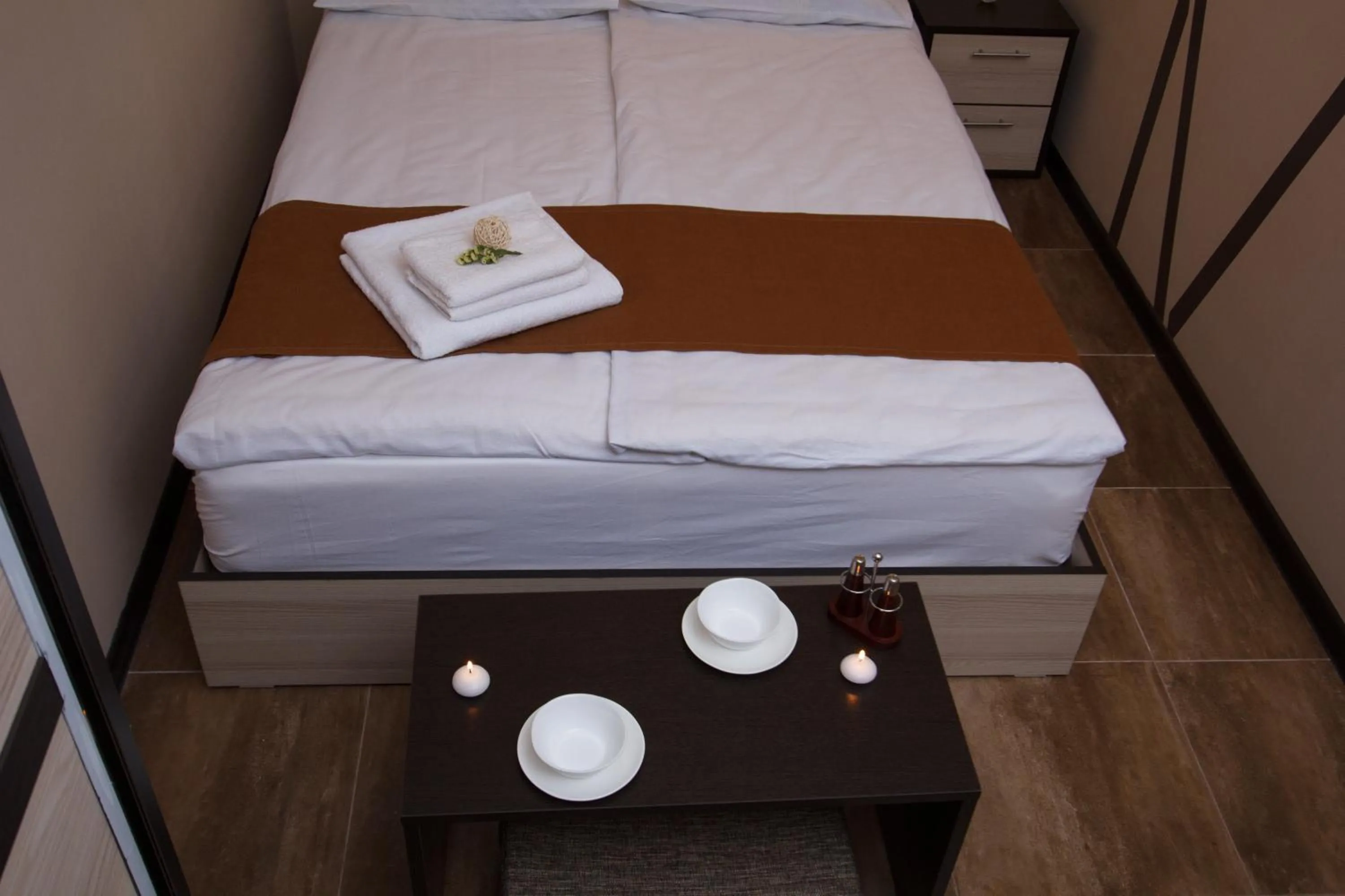 Restaurant/places to eat, Bed in WOW Guest house in apartment 141