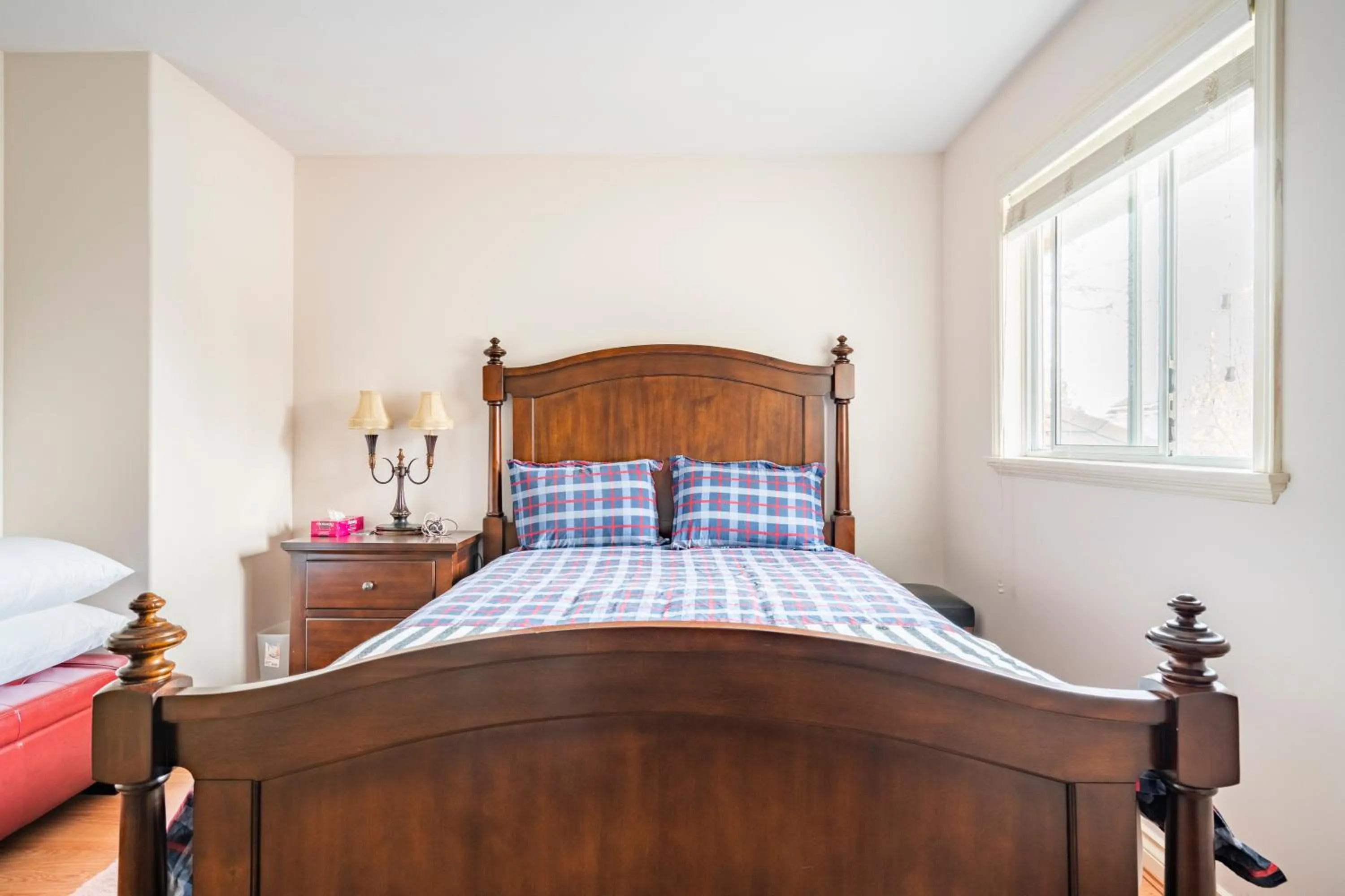 Bed in Fraser River Richmond Bed and Breakfast