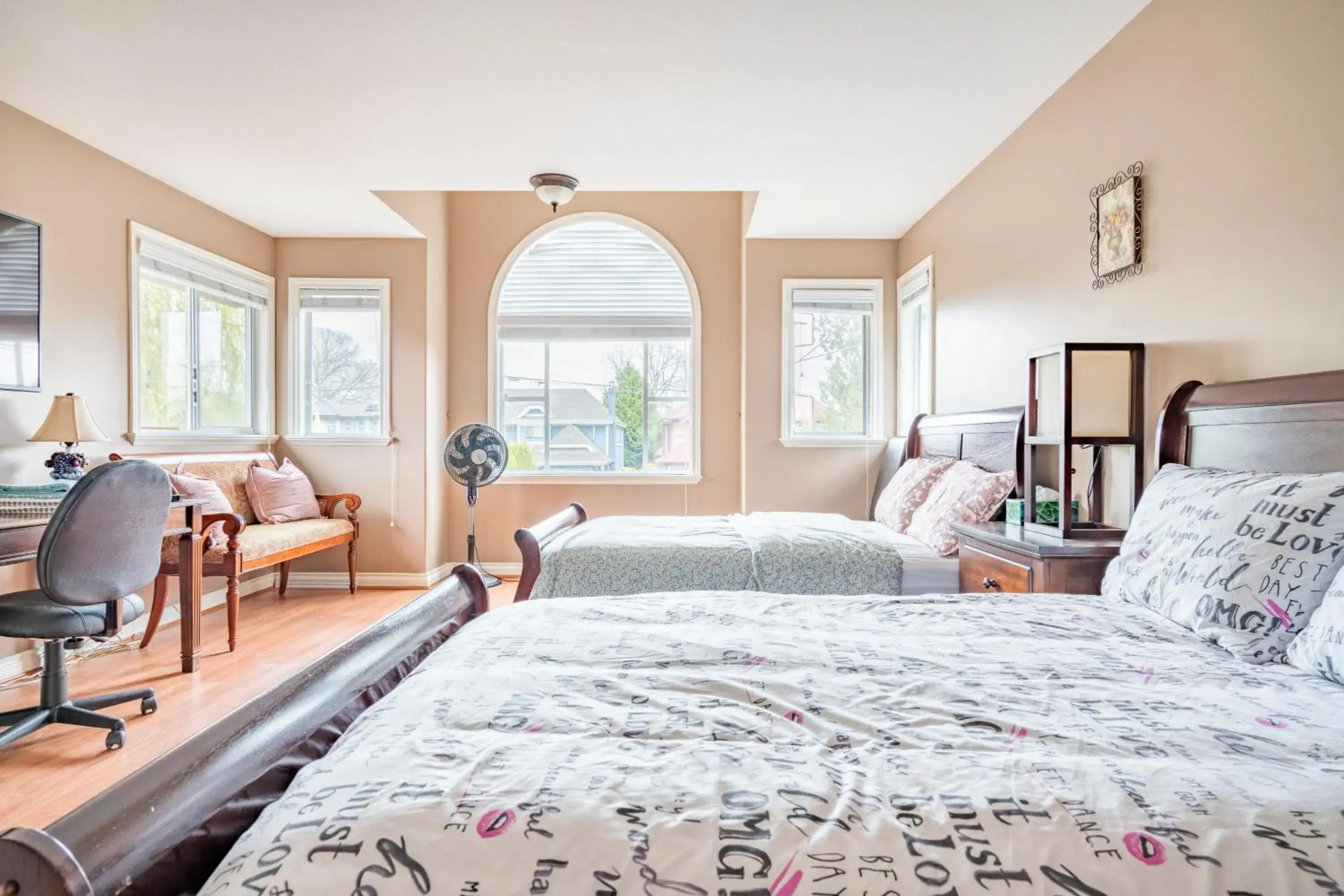 Deluxe Double or Twin Room in Fraser River Richmond Bed and Breakfast Deluxe Double or Twin Room in Fraser River Richmond Bed and Breakfast