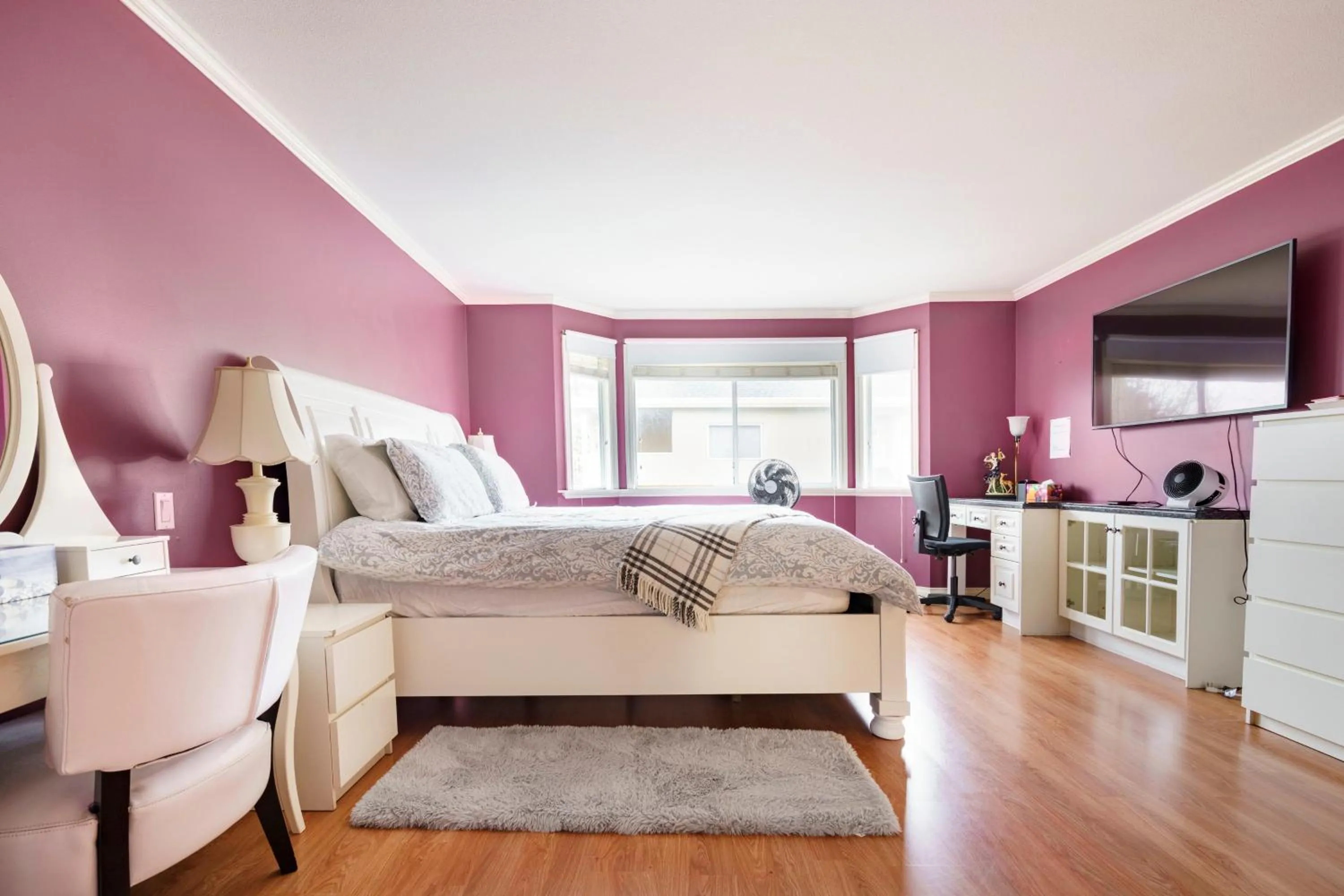 Bed in Fraser River Richmond Bed and Breakfast