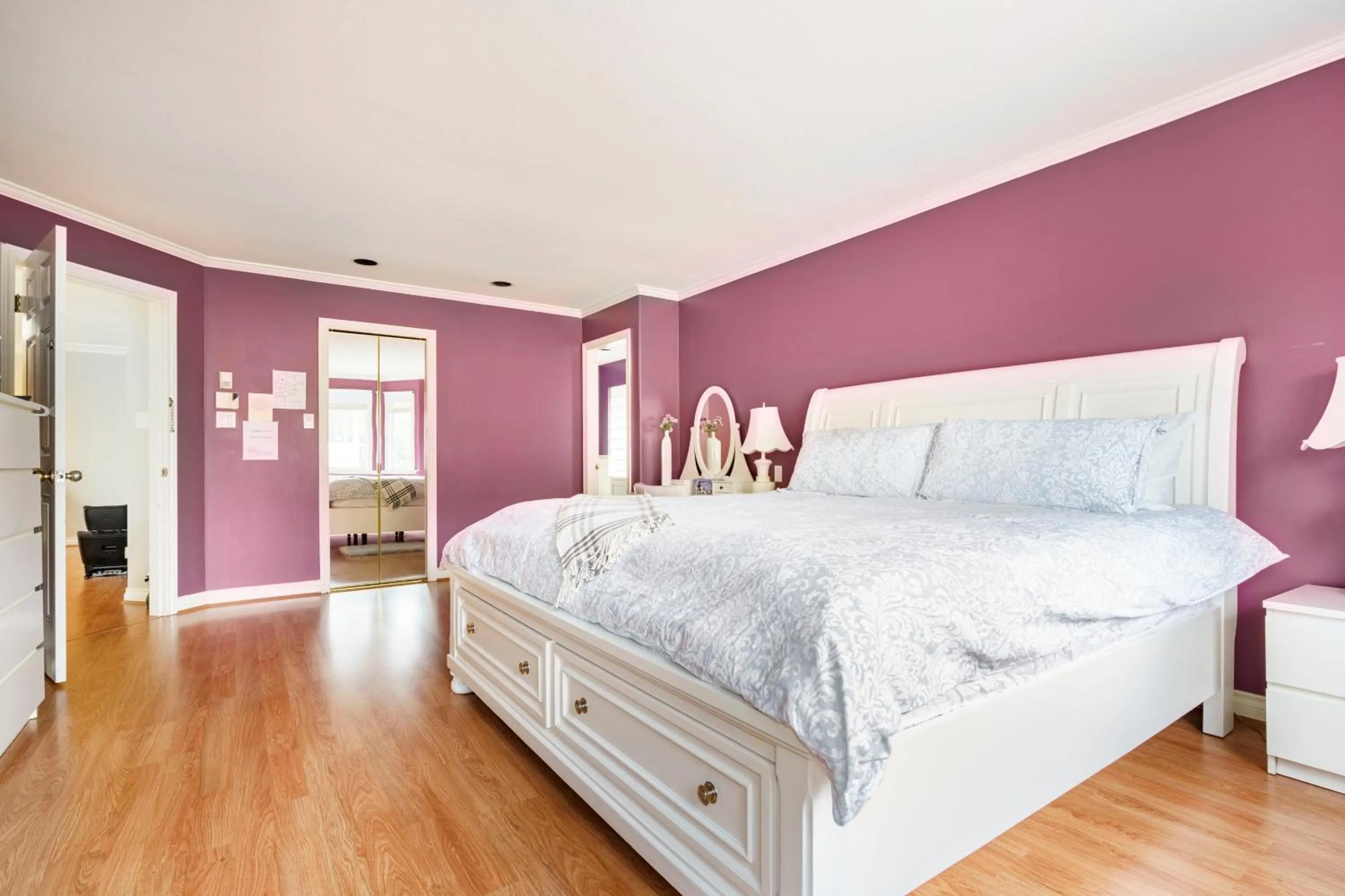 Bed in Fraser River Richmond Bed and Breakfast