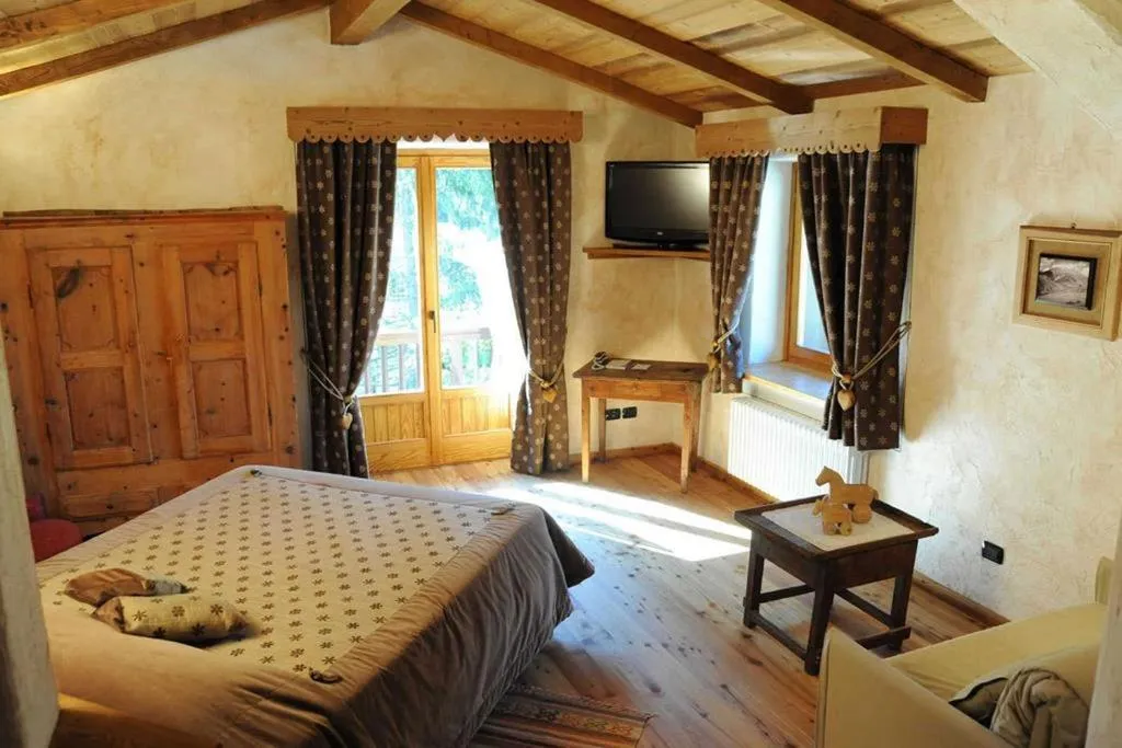 Bed in La Madonnina Del Gran Paradiso Wellness Hotel