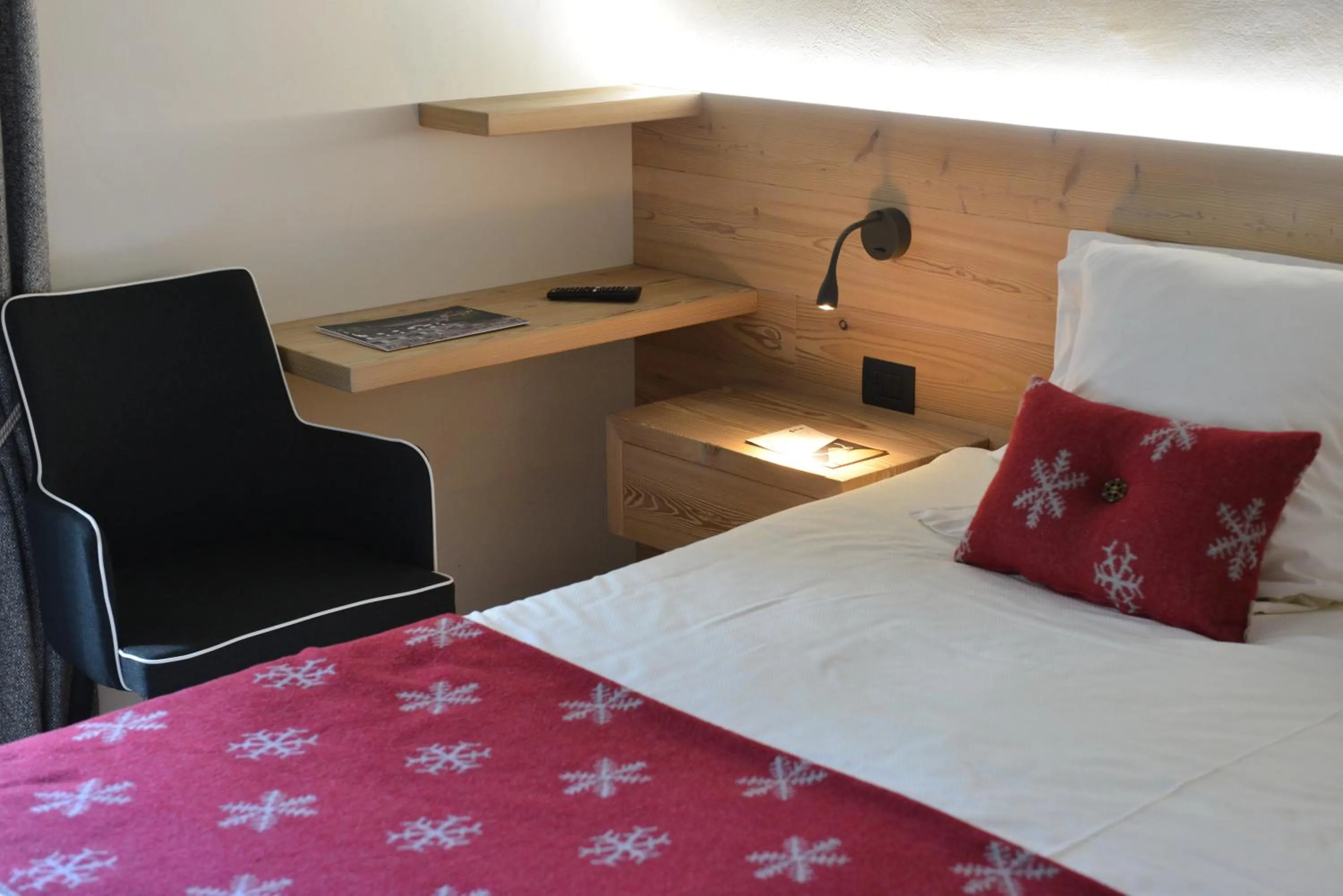 Bed in La Madonnina Del Gran Paradiso Wellness Hotel