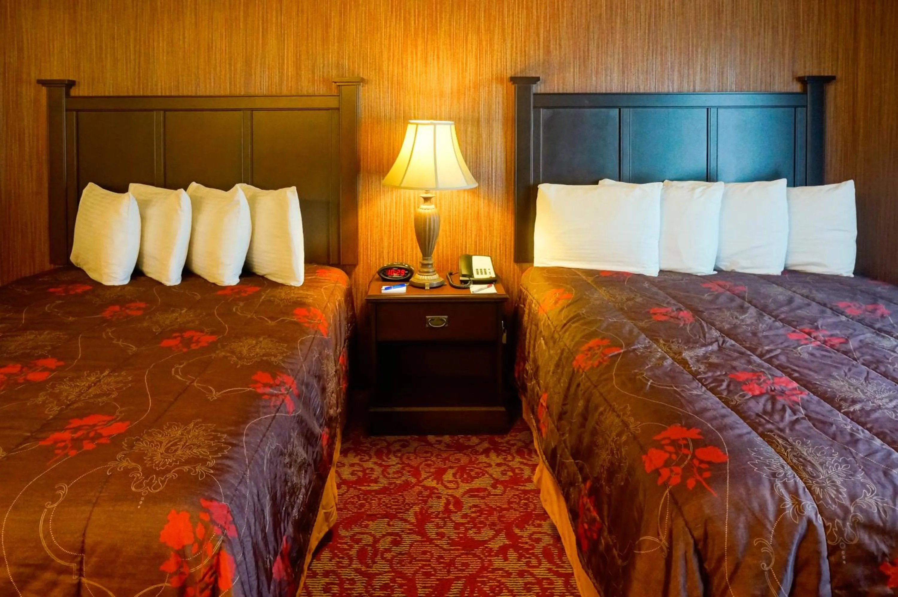 Bedroom, Bed in Castle Inn and Suites Anaheim