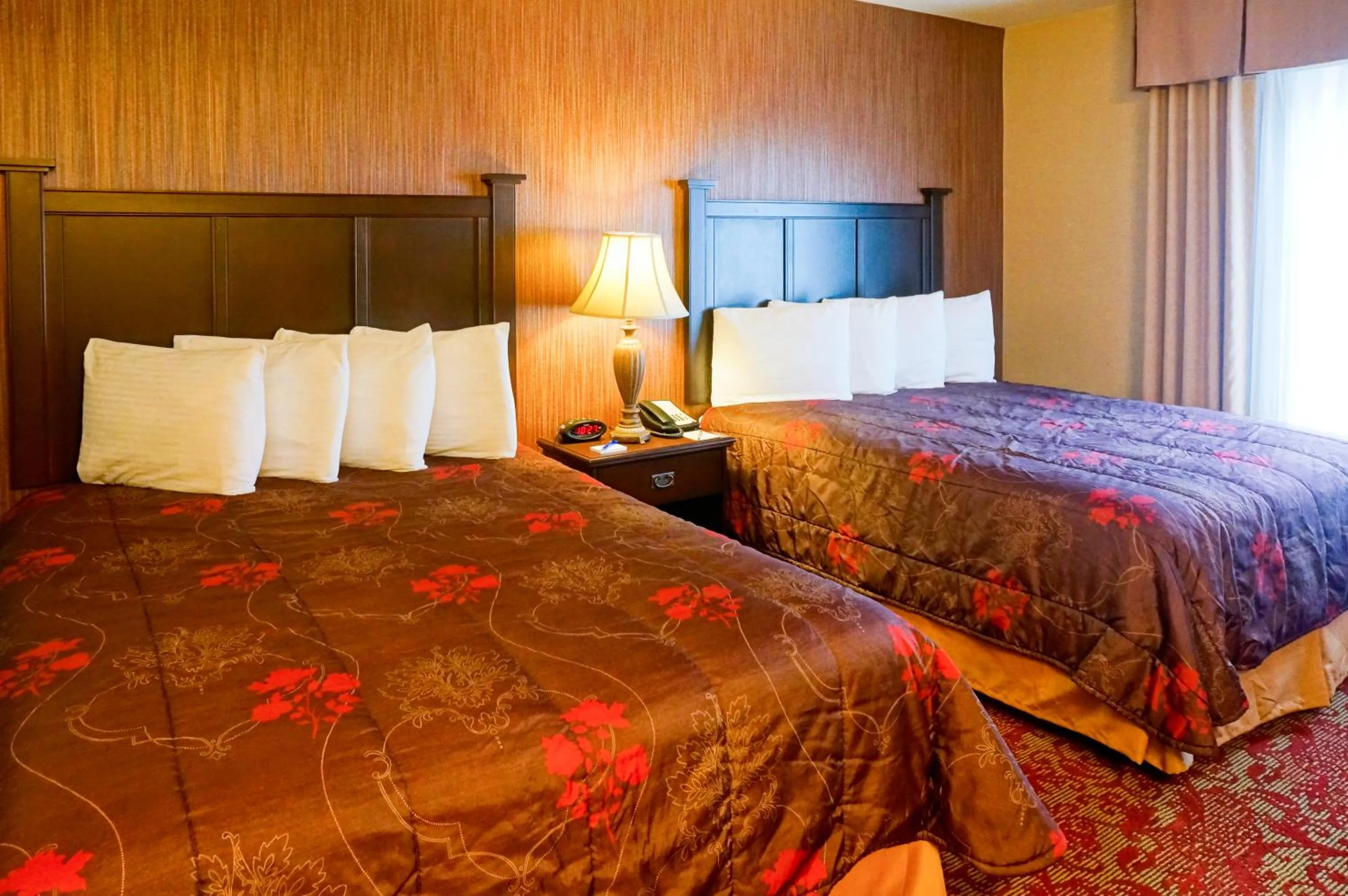 Bedroom, Bed in Castle Inn and Suites Anaheim