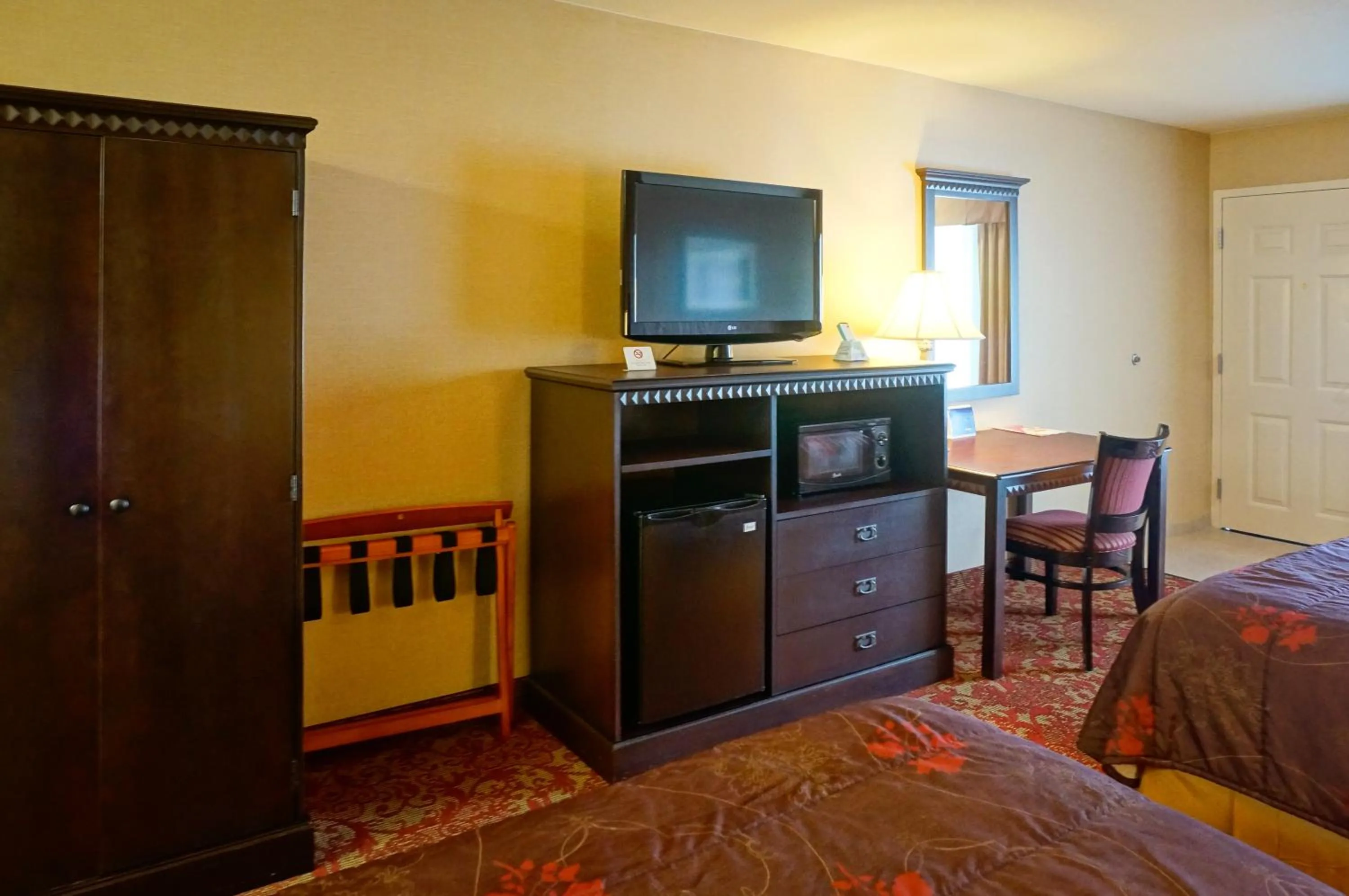 Bedroom, Bed in Castle Inn and Suites Anaheim