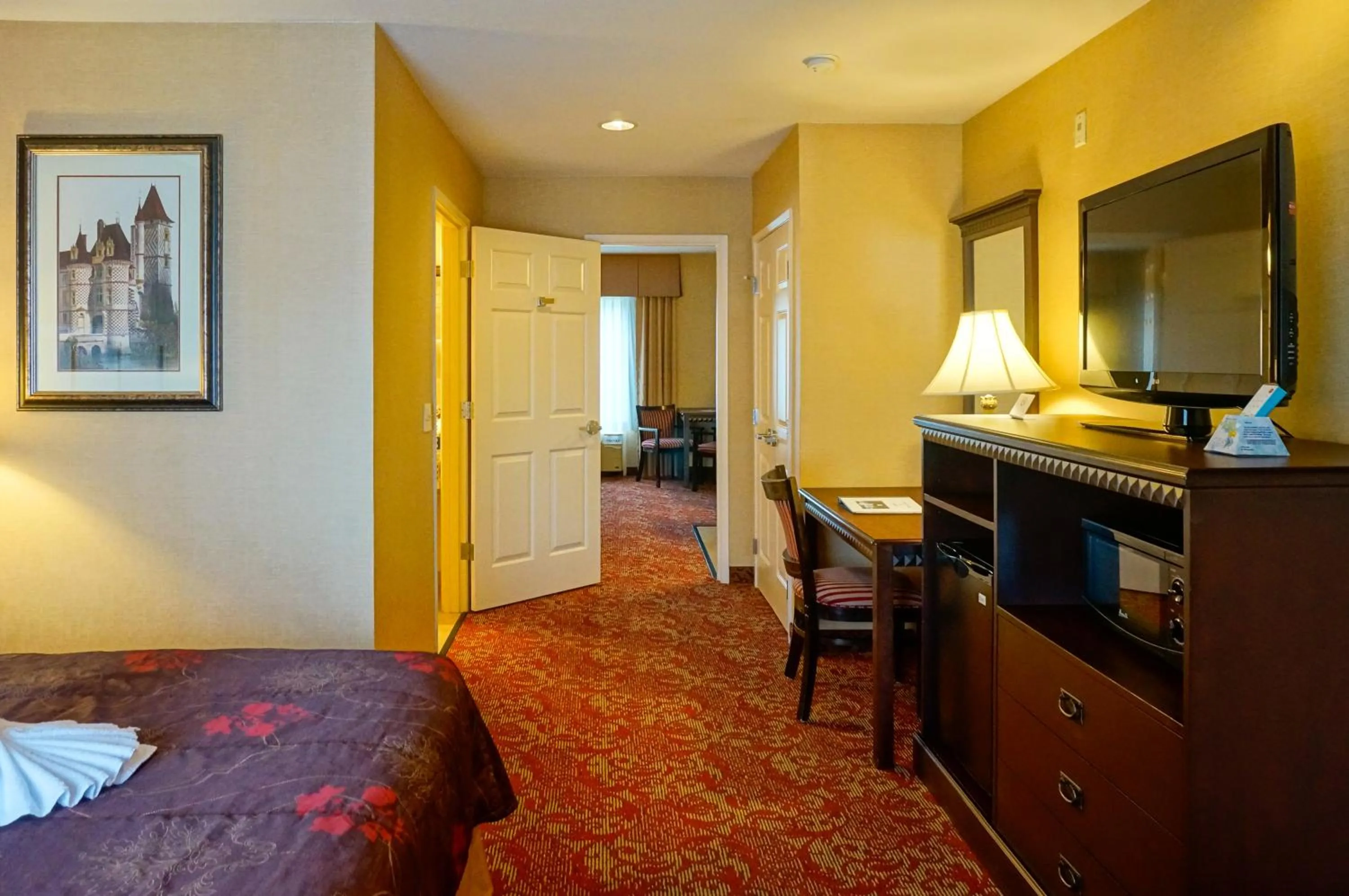 Bedroom, Bed in Castle Inn and Suites Anaheim