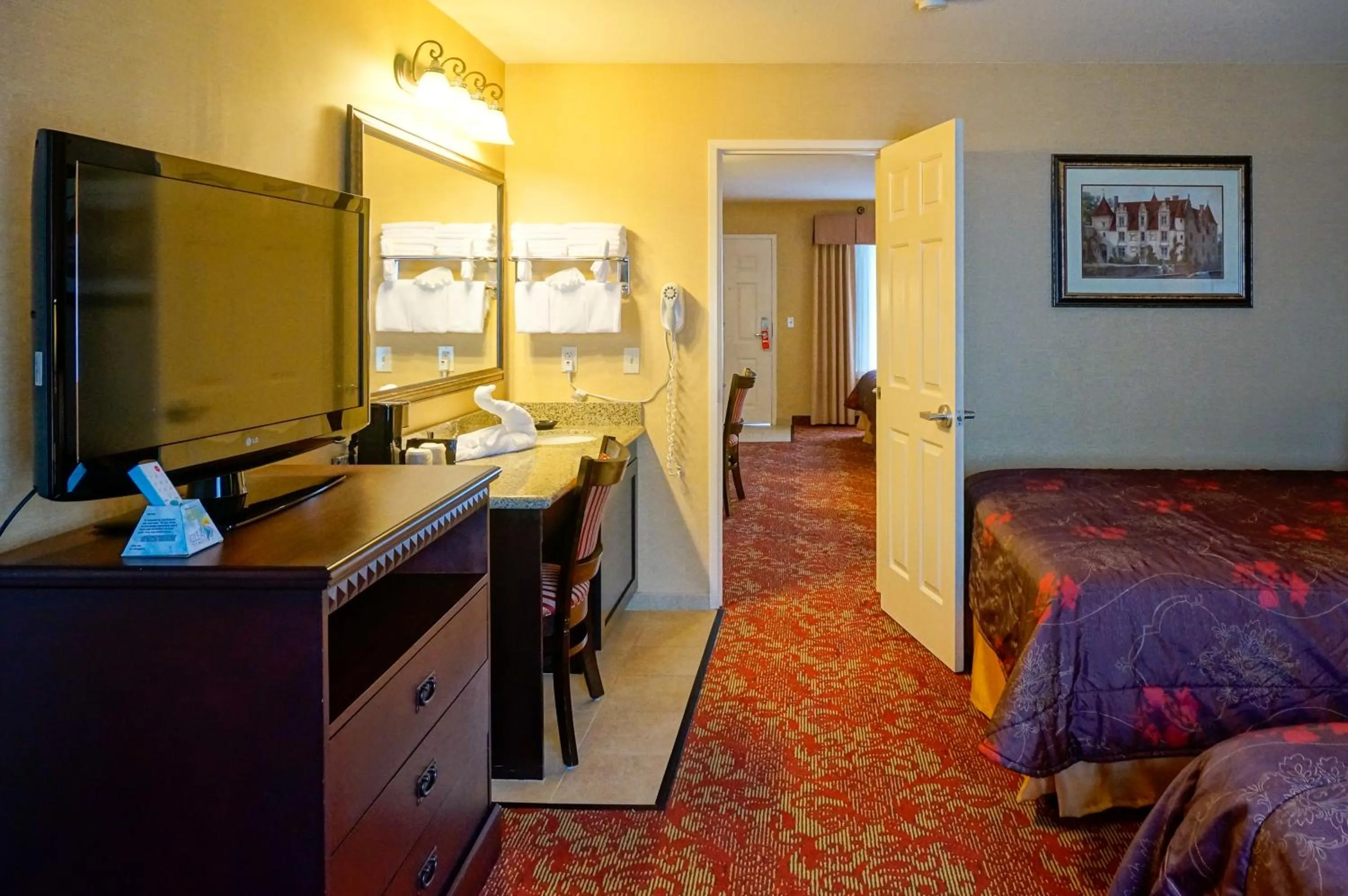 Bedroom, Bed in Castle Inn and Suites Anaheim