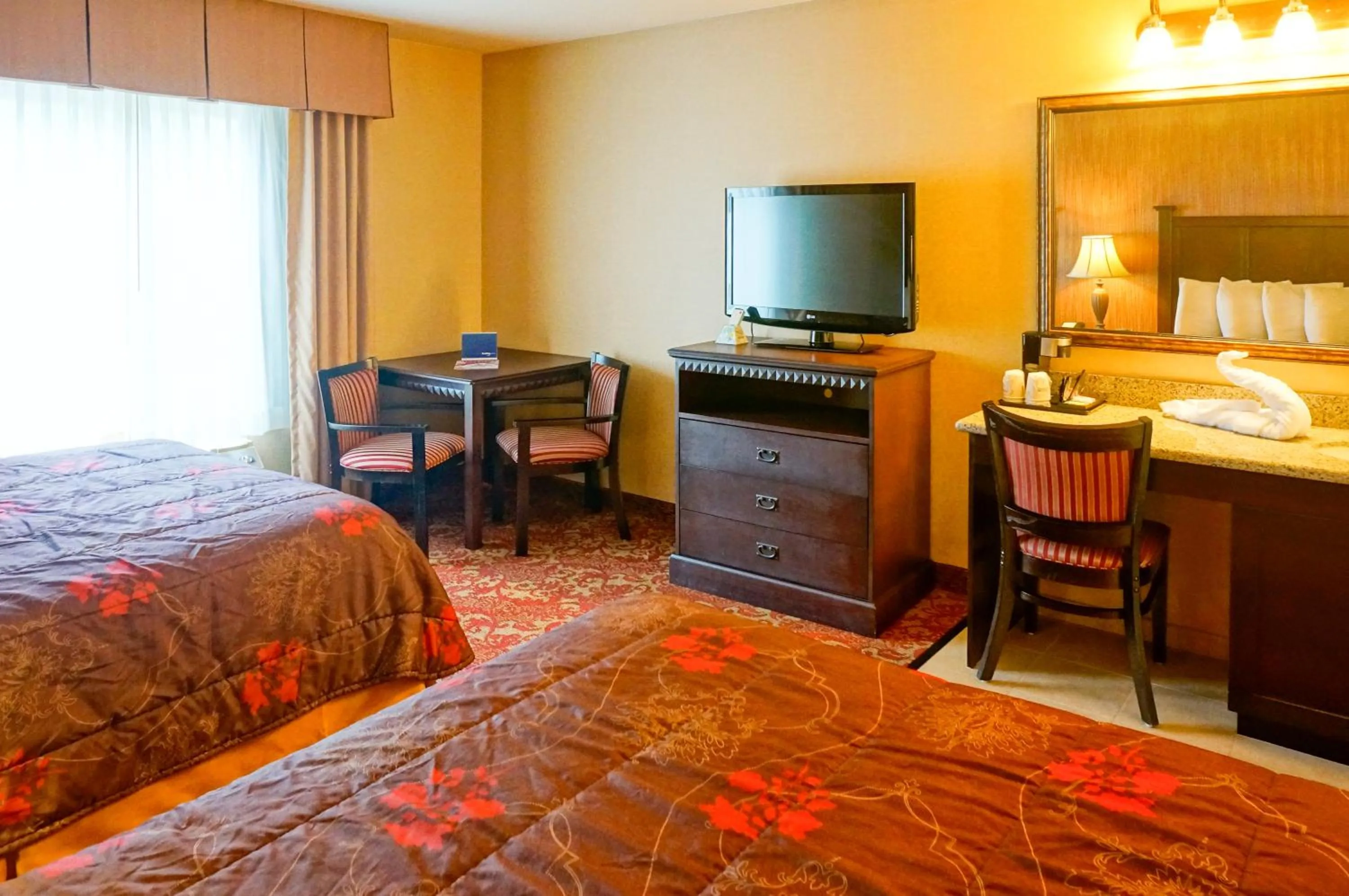 Bedroom, Bed in Castle Inn and Suites Anaheim